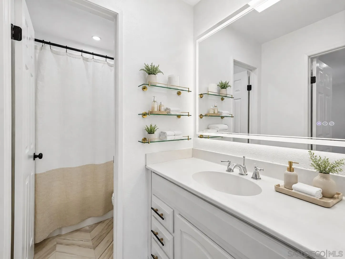 https://cdn.realtyfeed.com/cdn/127/260015236/37be18148dfa8a8add3752a9ae214c71.webp