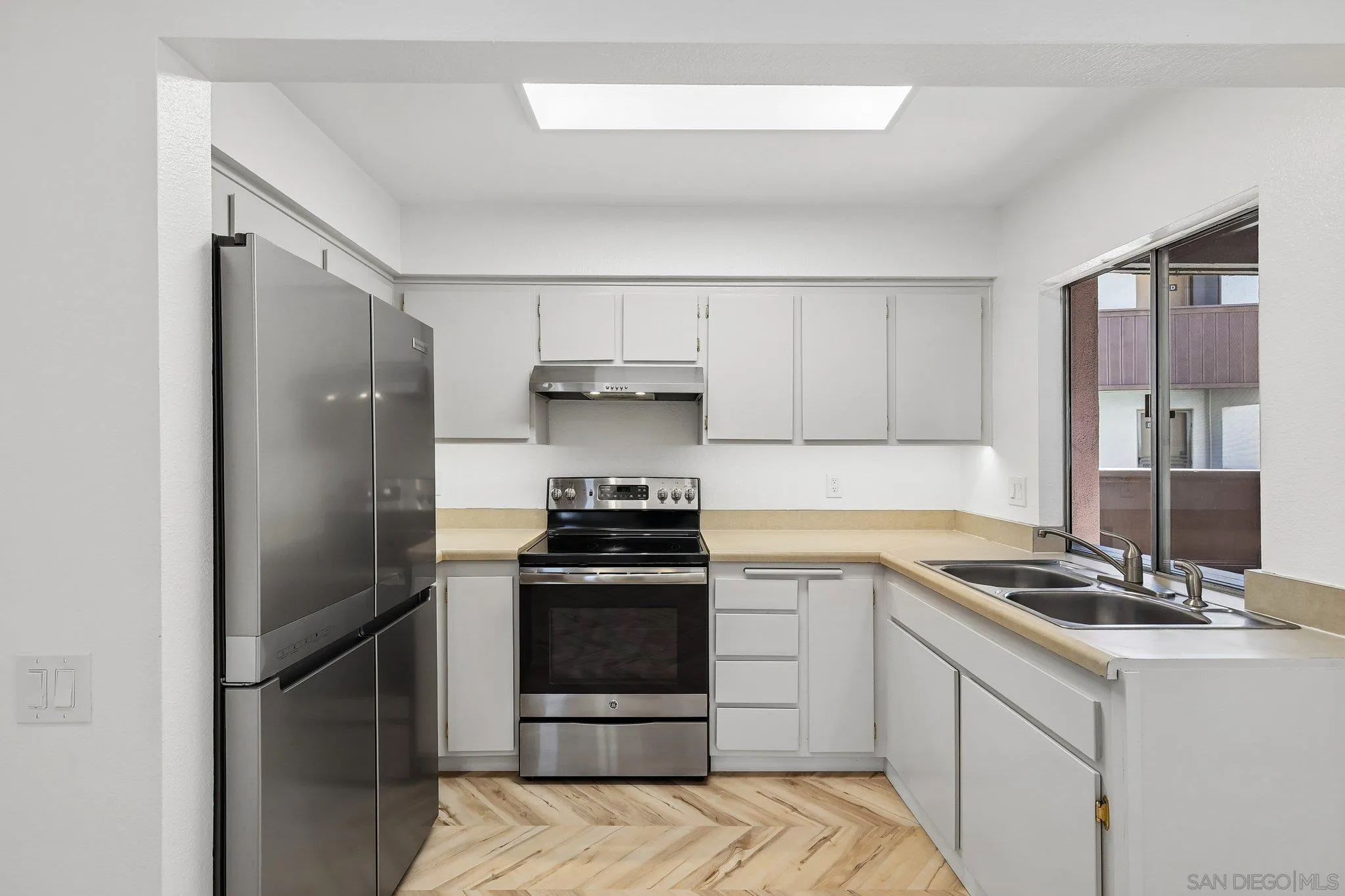 https://cdn.realtyfeed.com/cdn/127/260015236/9f6493af9d797bbc27d76472c652012b.webp