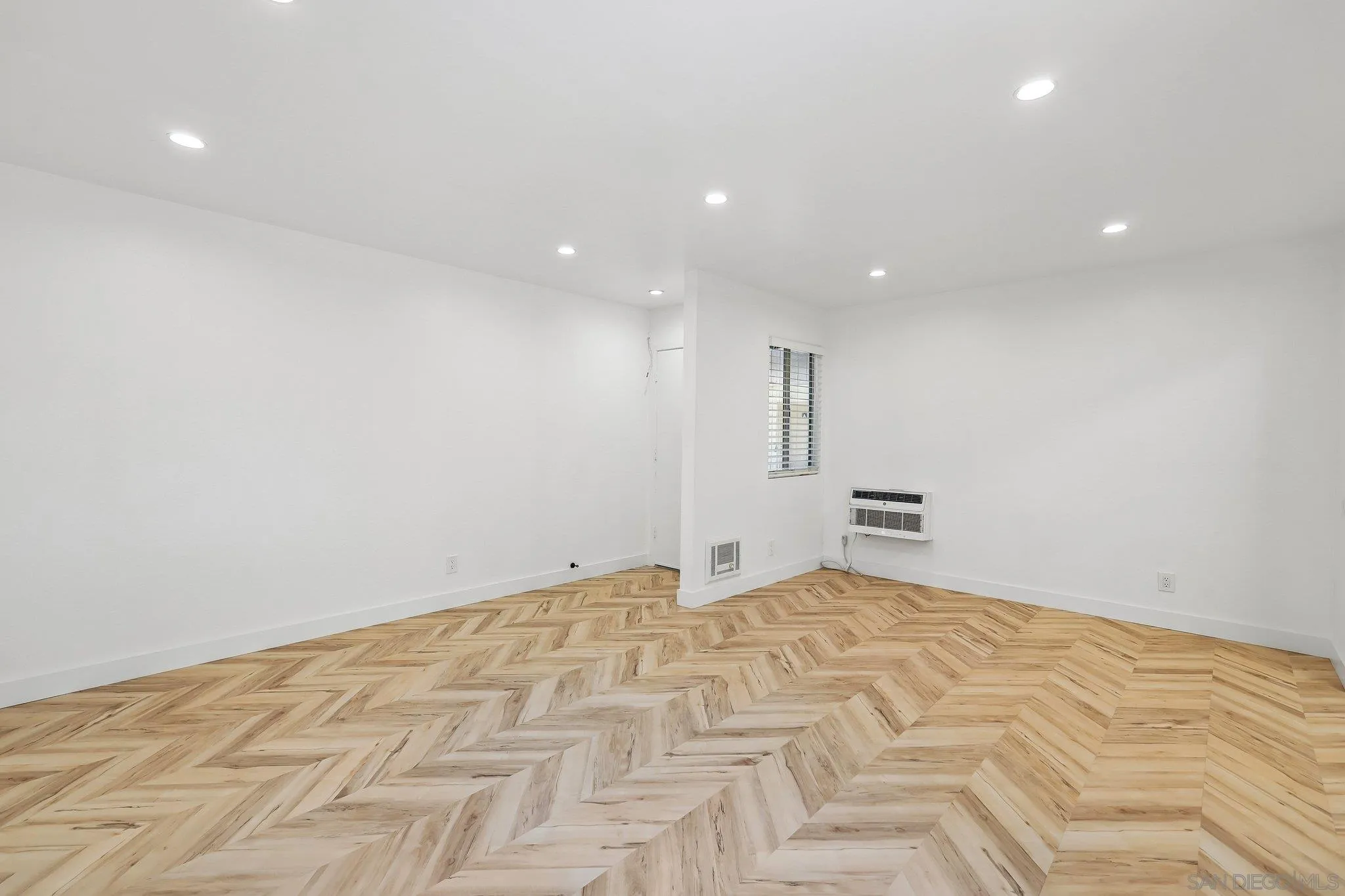 https://cdn.realtyfeed.com/cdn/127/260015236/b647526ca07f5a40ee217a8b2384a261.webp