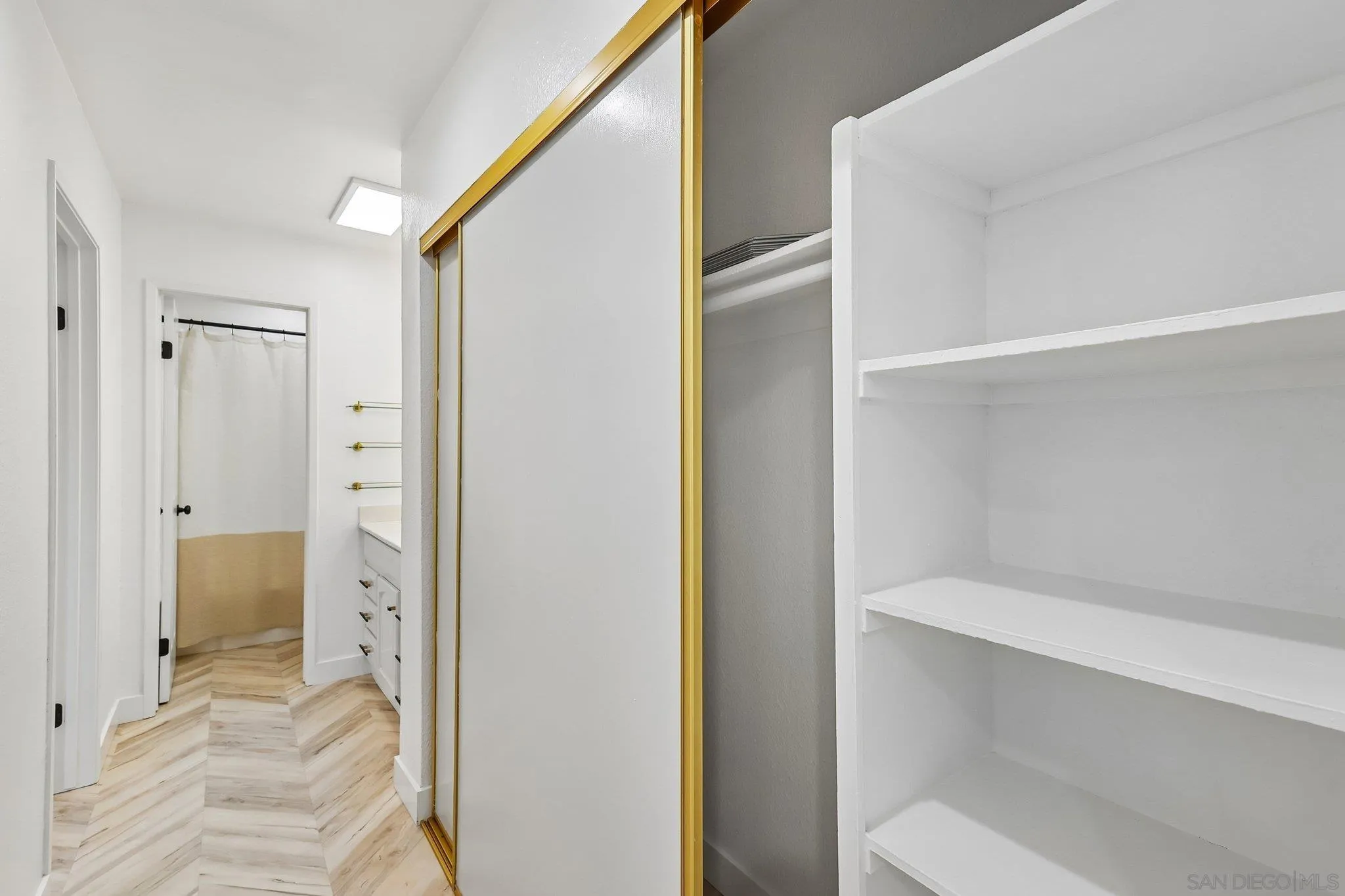 https://cdn.realtyfeed.com/cdn/127/260015236/d39ba4db91da4db762ff678855615518.webp