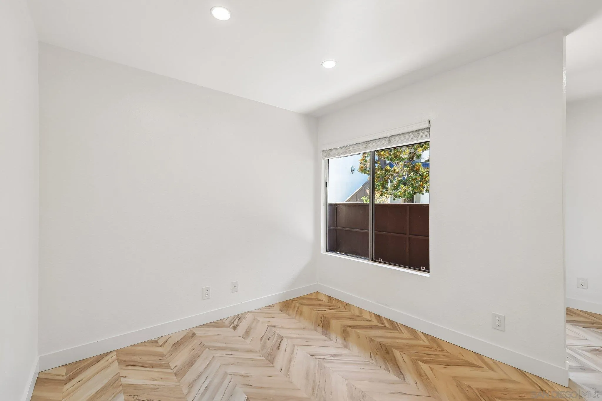 https://cdn.realtyfeed.com/cdn/127/260015236/e2ee755c731a36047204efefba615bed.webp