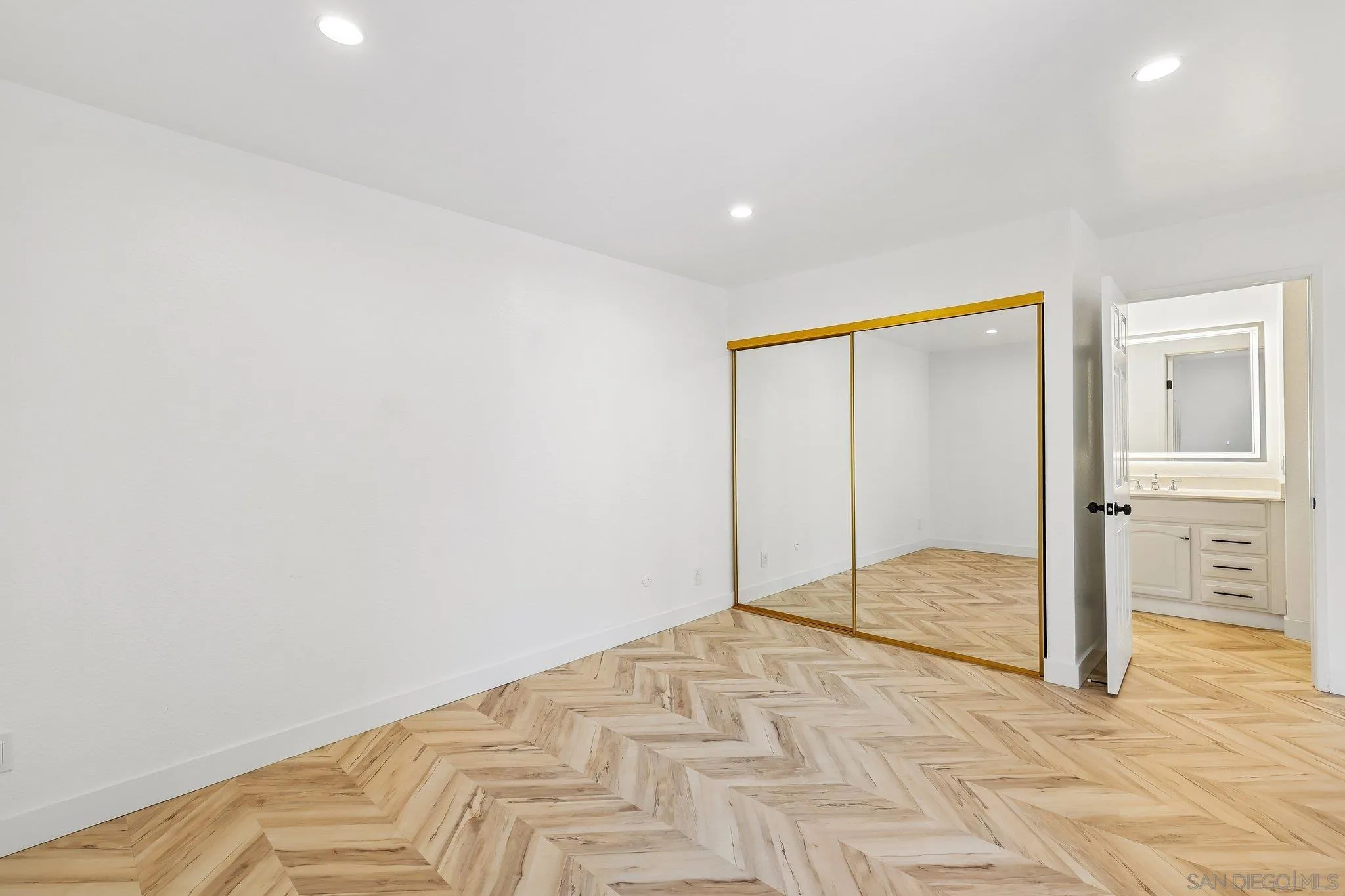 https://cdn.realtyfeed.com/cdn/127/260015236/f423ad9b84b86eb68228bcc4a16edf4b.webp