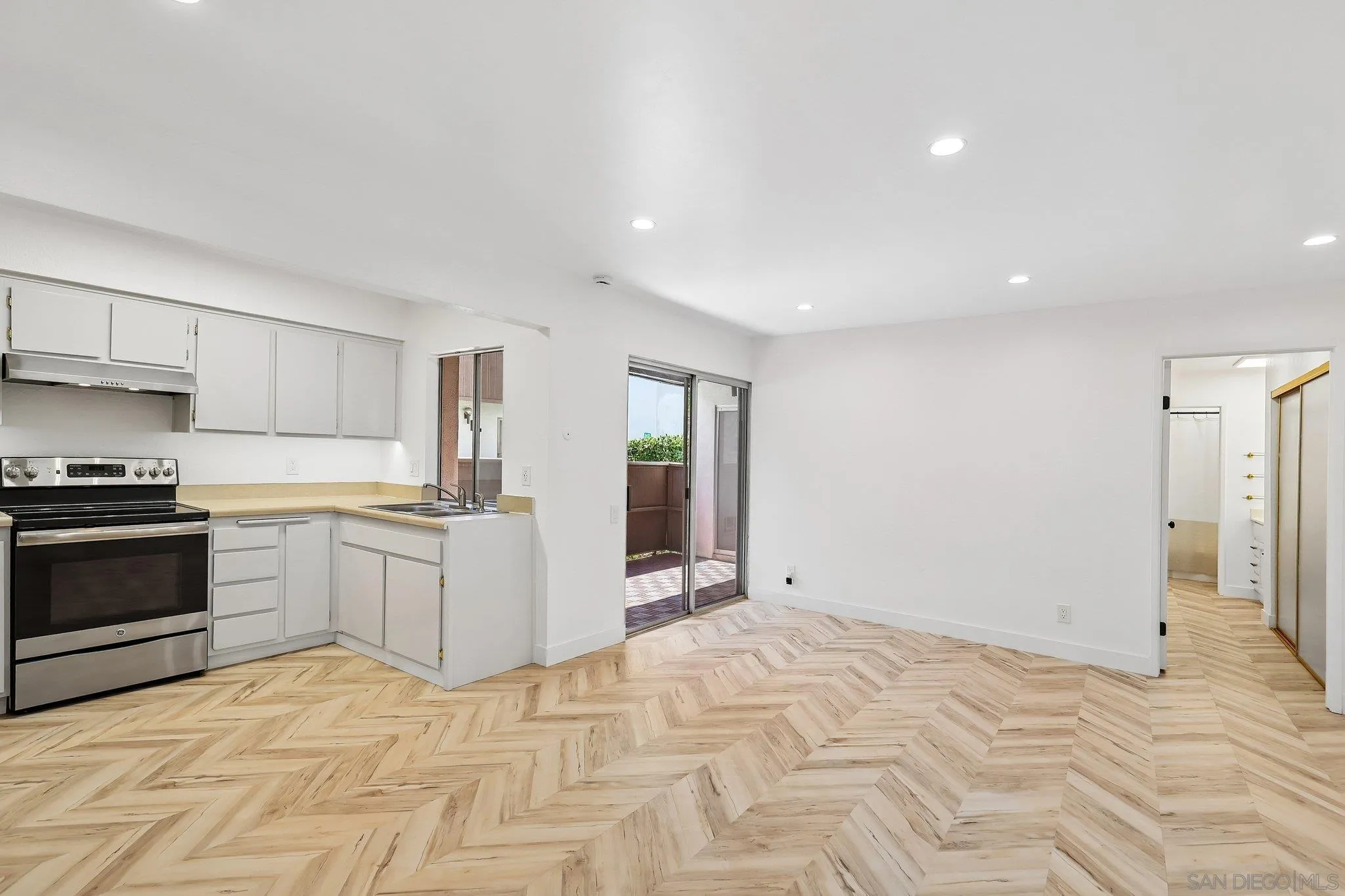 https://cdn.realtyfeed.com/cdn/127/260015236/fa99e50409543c30086741f7ac724988.webp