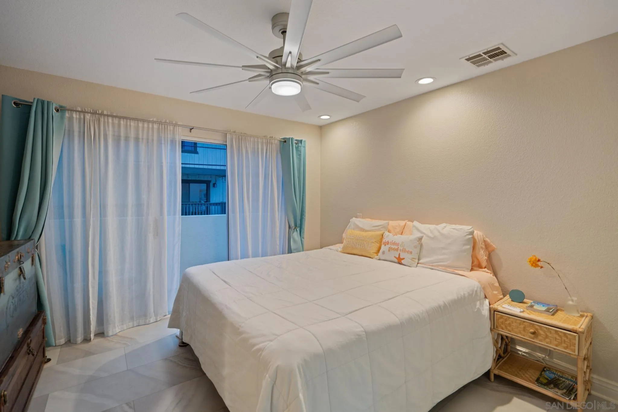 https://cdn.realtyfeed.com/cdn/127/260015240/181275bb68e8a3dd662dc2d503e70e43.webp