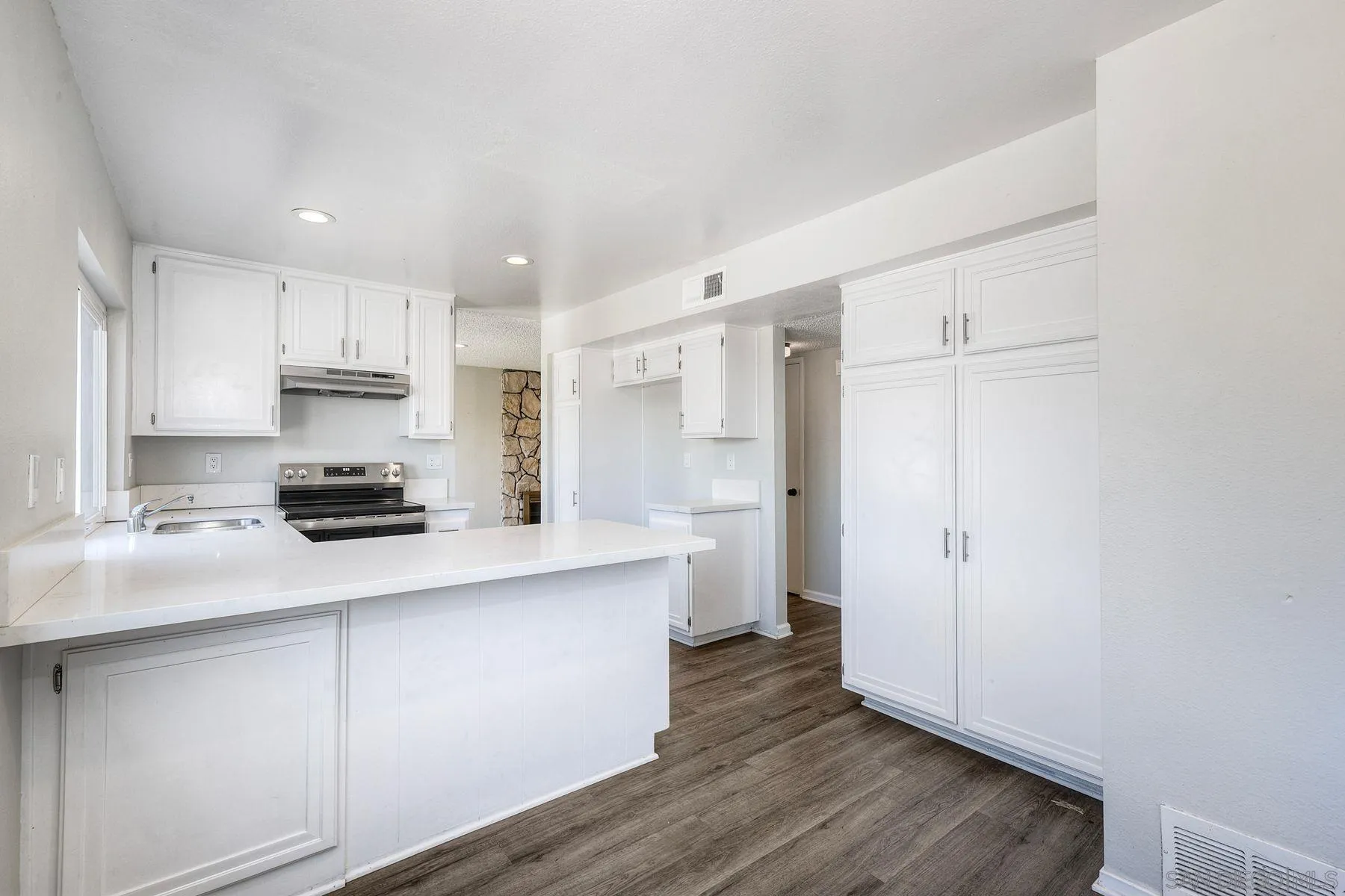 https://cdn.realtyfeed.com/cdn/127/260015241/34515aeb7c7b43582c1f8de95b785c17.webp