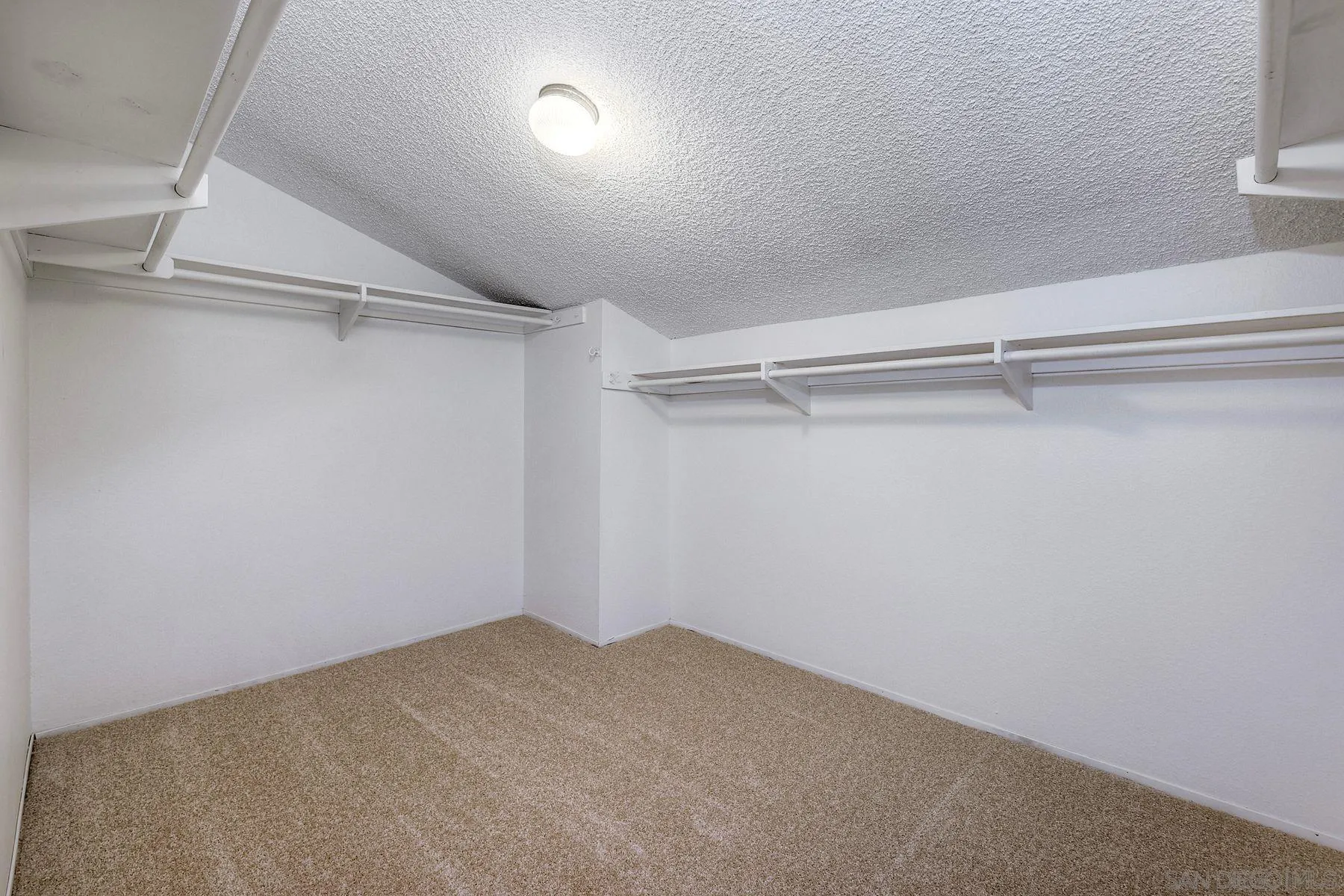 https://cdn.realtyfeed.com/cdn/127/260015241/46cab9728019d927ab589ffb4fb66ee2.webp