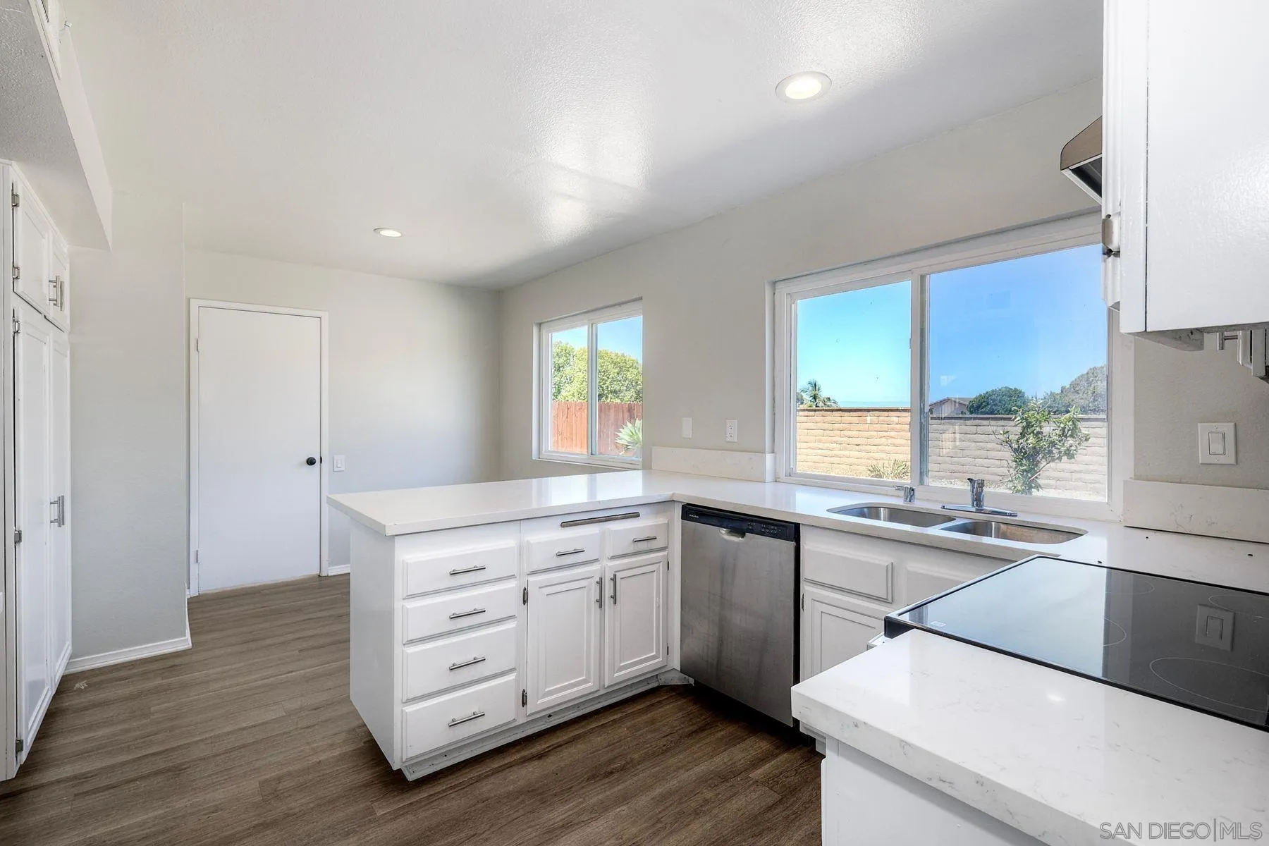 https://cdn.realtyfeed.com/cdn/127/260015241/4bc231fcb566fdcbc68d1810579abe41.webp
