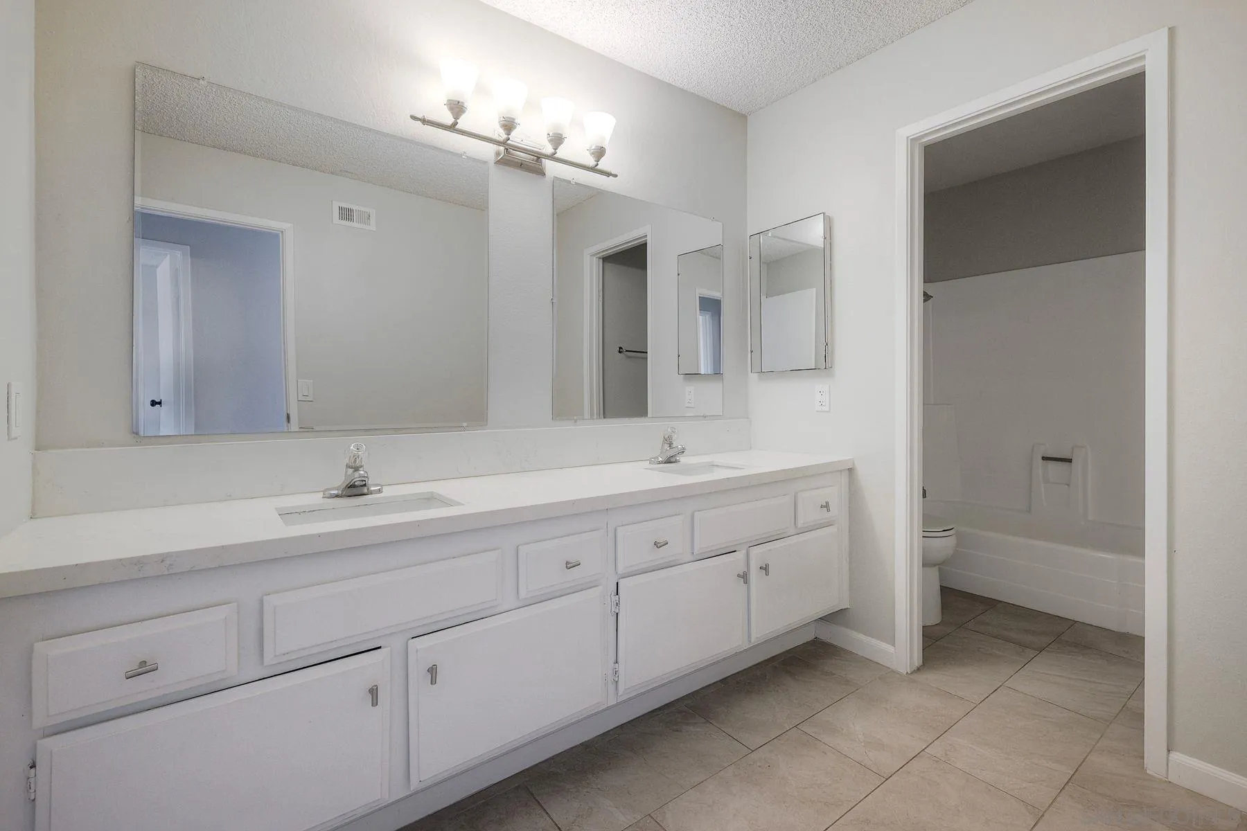 https://cdn.realtyfeed.com/cdn/127/260015241/c4bb16cc1bd2f01ae716cefc08bbea71.webp