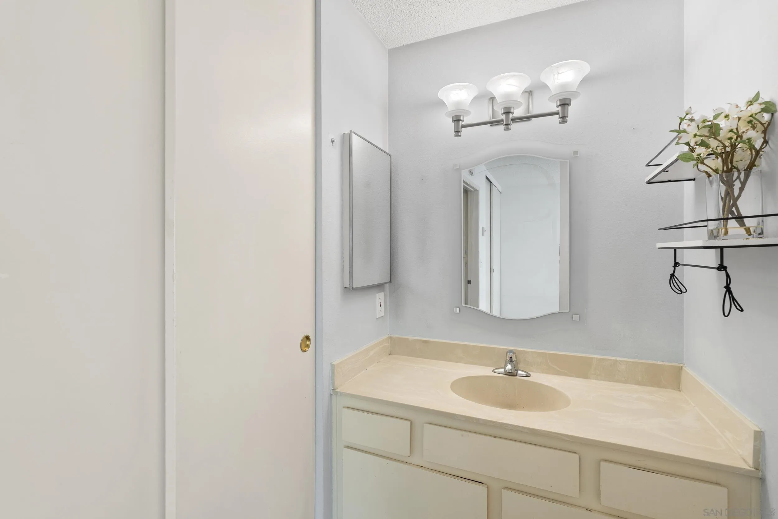 https://cdn.realtyfeed.com/cdn/127/260015243/592864e5c0c30c05903cf6819e9bc949.webp