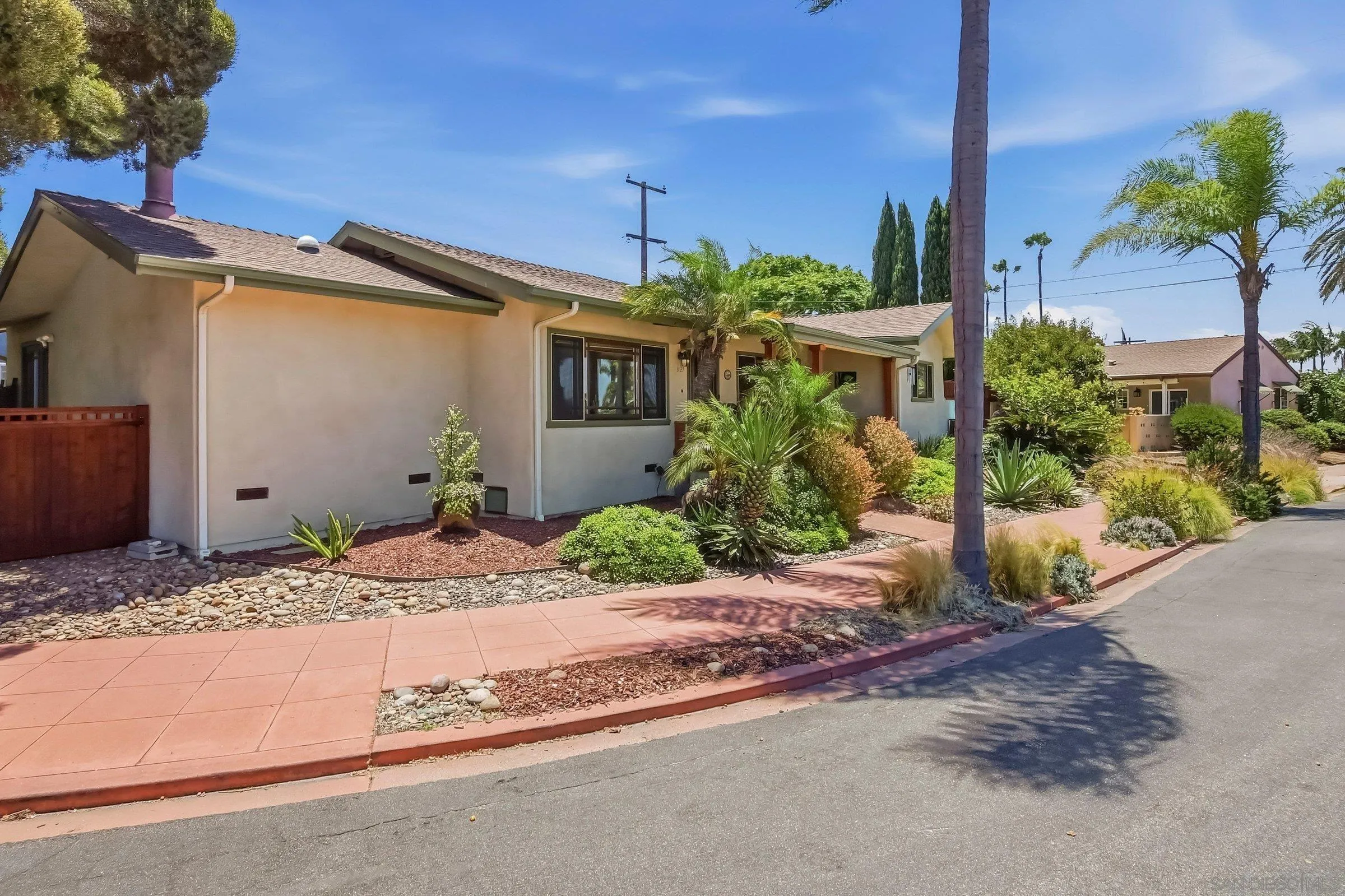 https://cdn.realtyfeed.com/cdn/127/260015250/4830309160566d0cfe2c02955c732ca7.webp