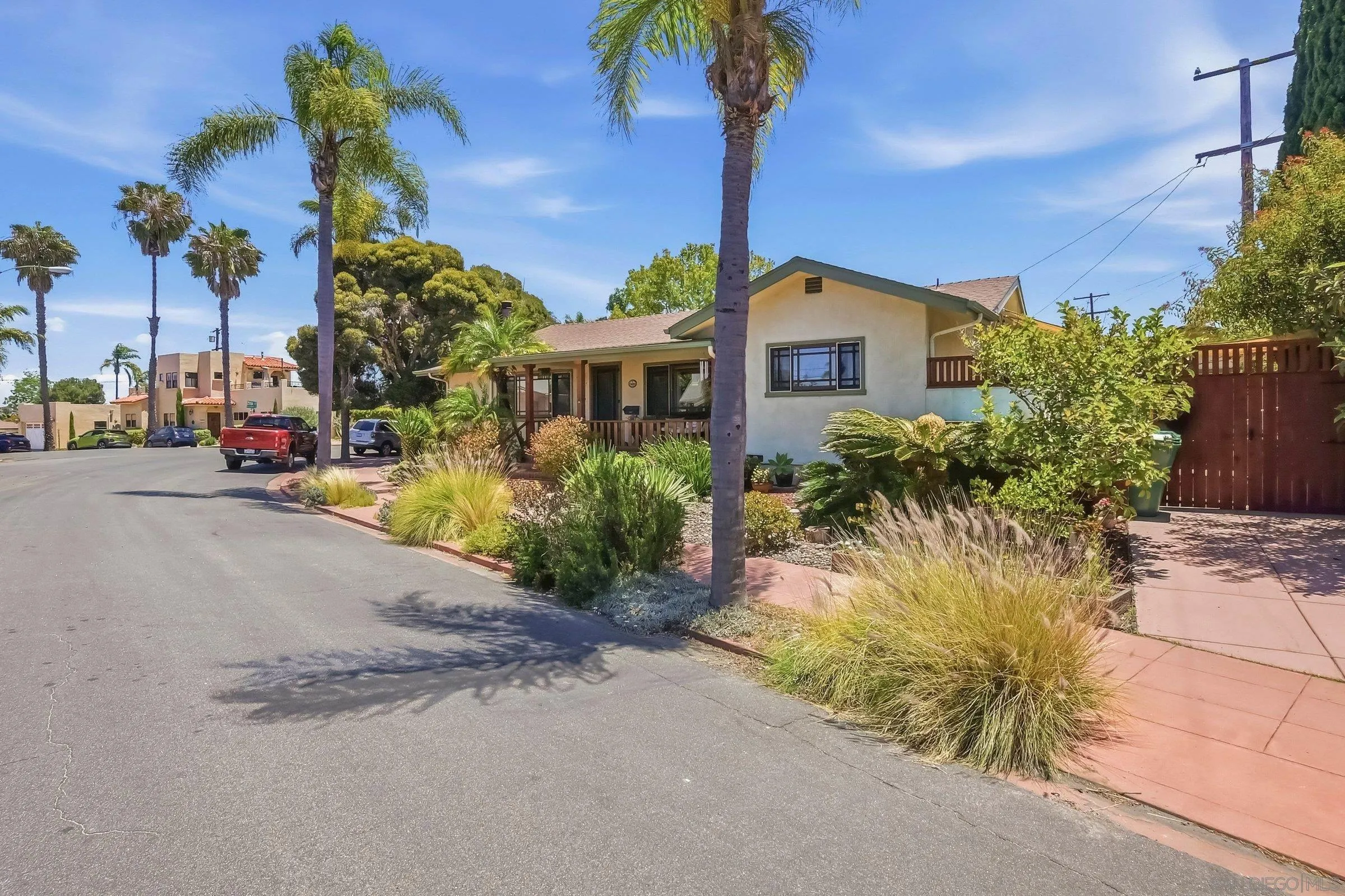 https://cdn.realtyfeed.com/cdn/127/260015250/7cbffb266f71abbe3add36d6888084e0.webp