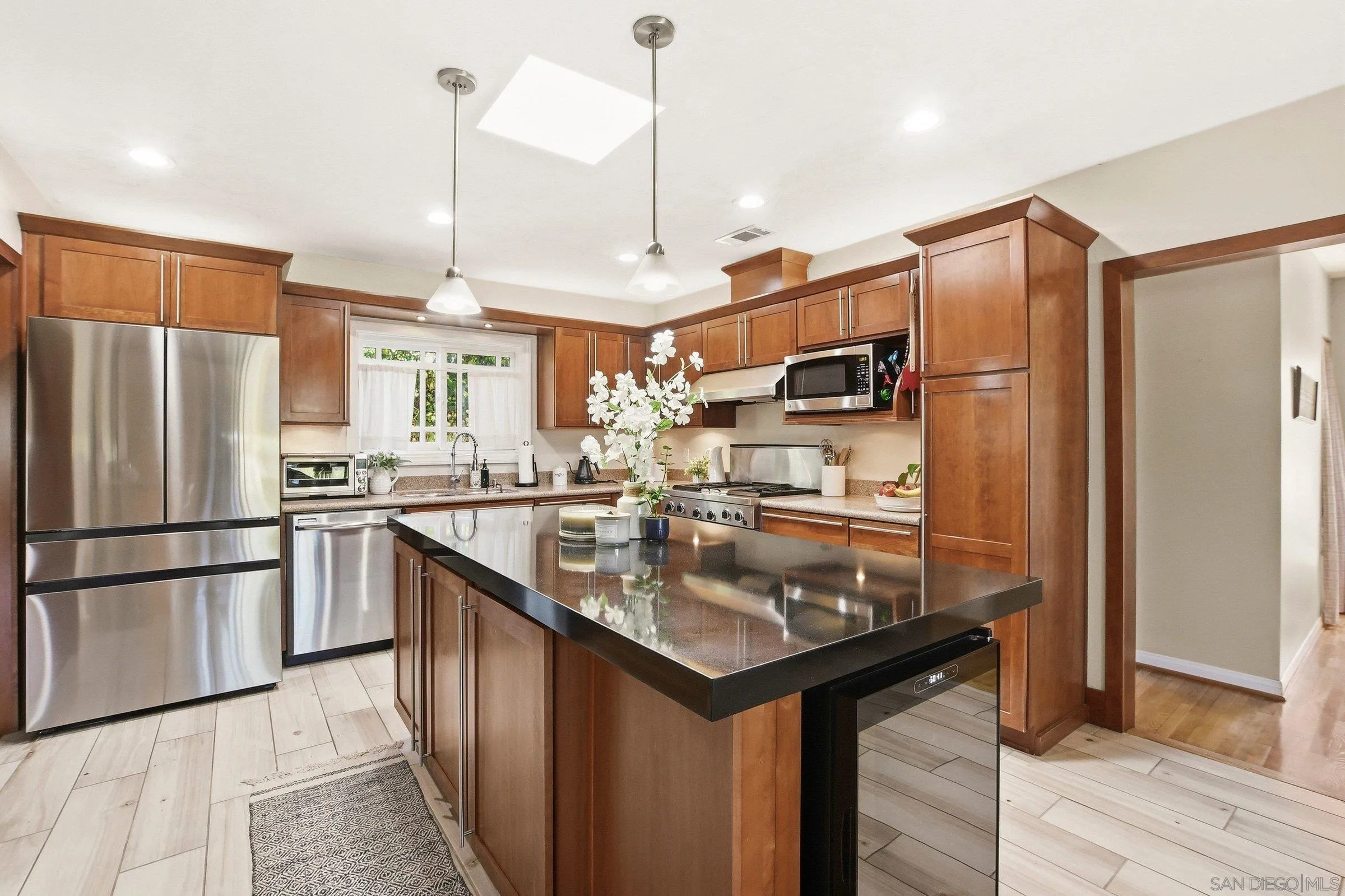 https://cdn.realtyfeed.com/cdn/127/260015250/960dbef72b9952f04eb7a856cac9c52f.webp