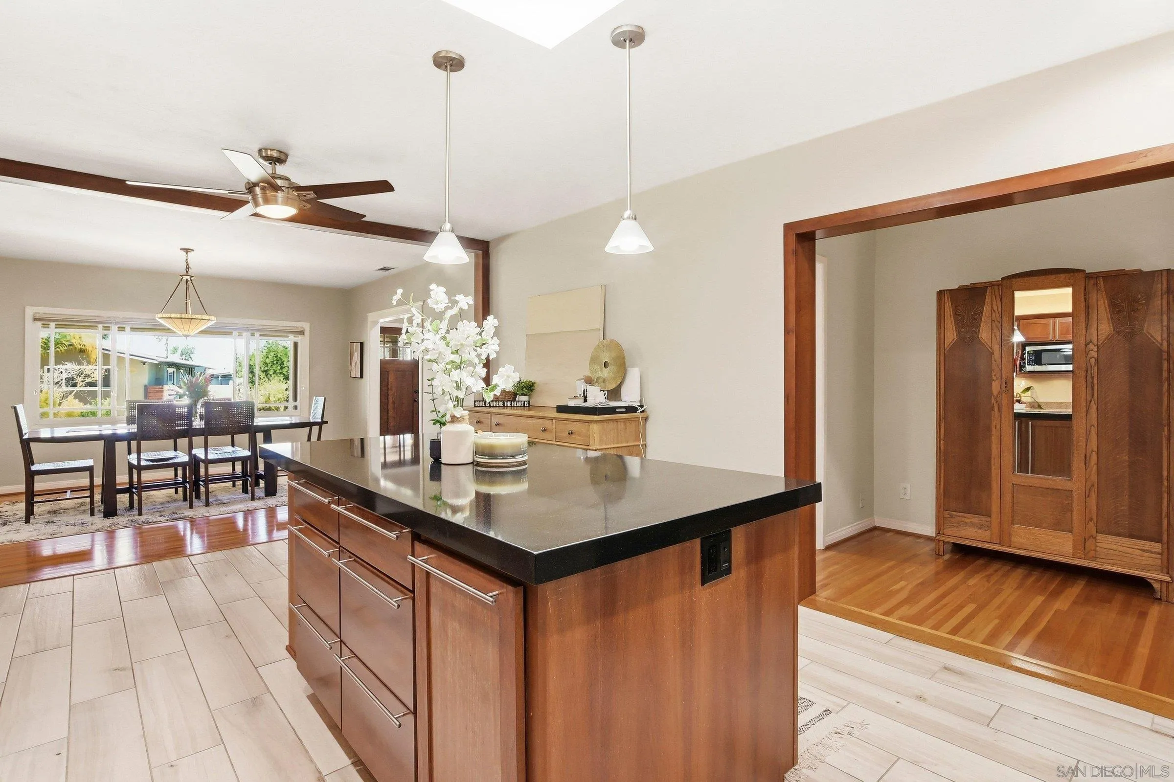 https://cdn.realtyfeed.com/cdn/127/260015250/a7fbdf95ba21e4e8de9887028eb2d15a.webp