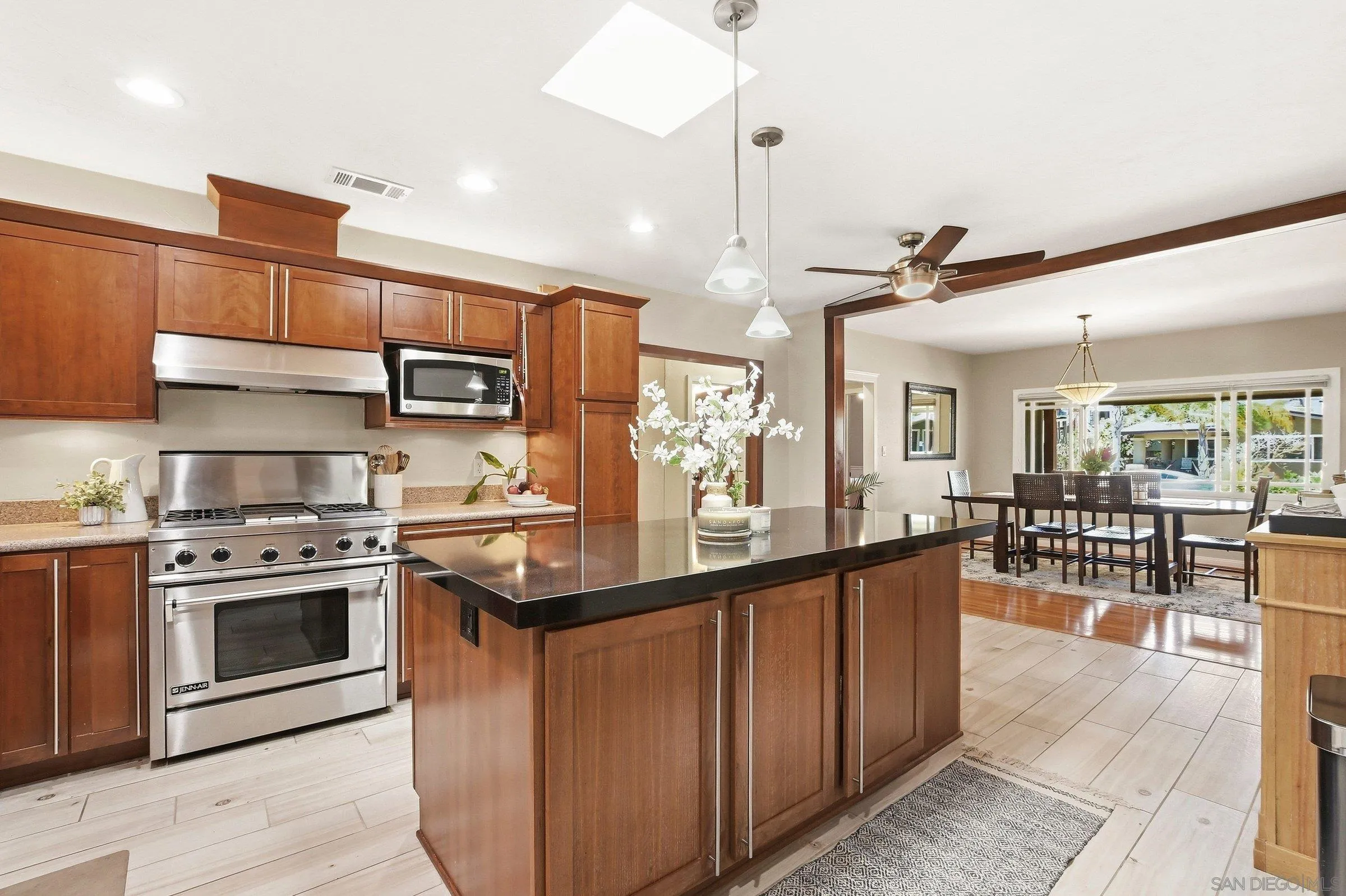 https://cdn.realtyfeed.com/cdn/127/260015250/ab86aa9b8d8a4120b7d700b9141701b5.webp