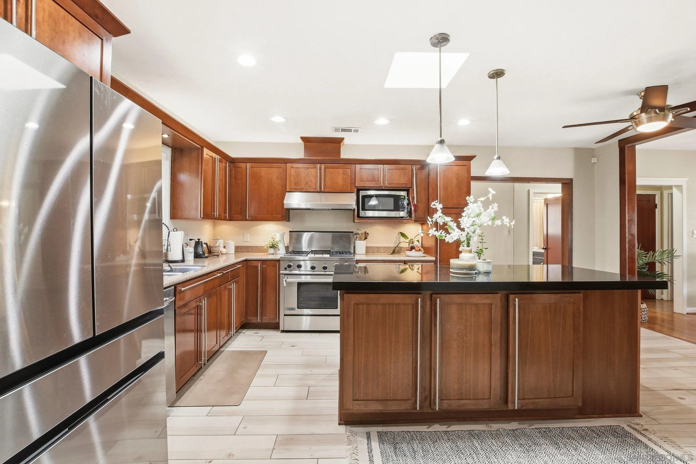 https://cdn.realtyfeed.com/cdn/127/260015250/fd15f6bcf1860e544c02d829c5fcb4a6.webp