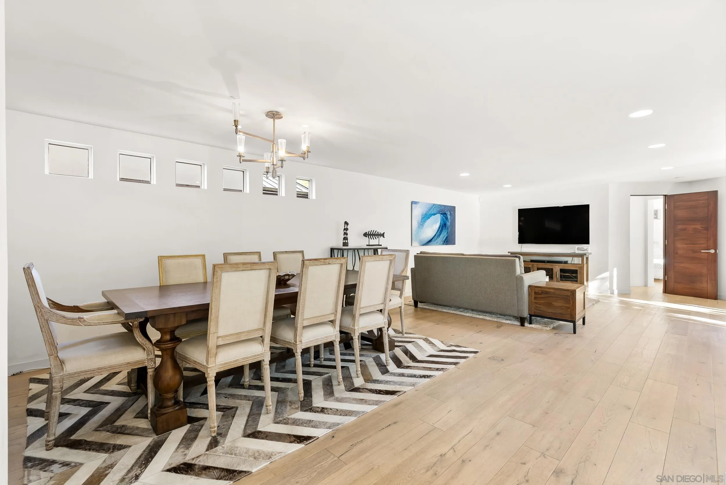 https://cdn.realtyfeed.com/cdn/127/260015268/0192f4c2aed3b984219888ad697bd829.webp