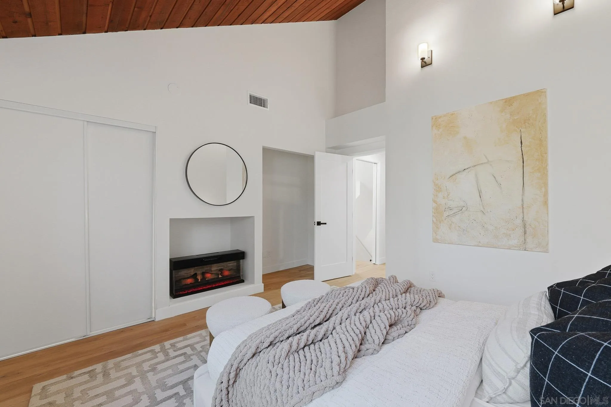 https://cdn.realtyfeed.com/cdn/127/260015270/2c0cea1741536e47a54bd753767b8d07.webp