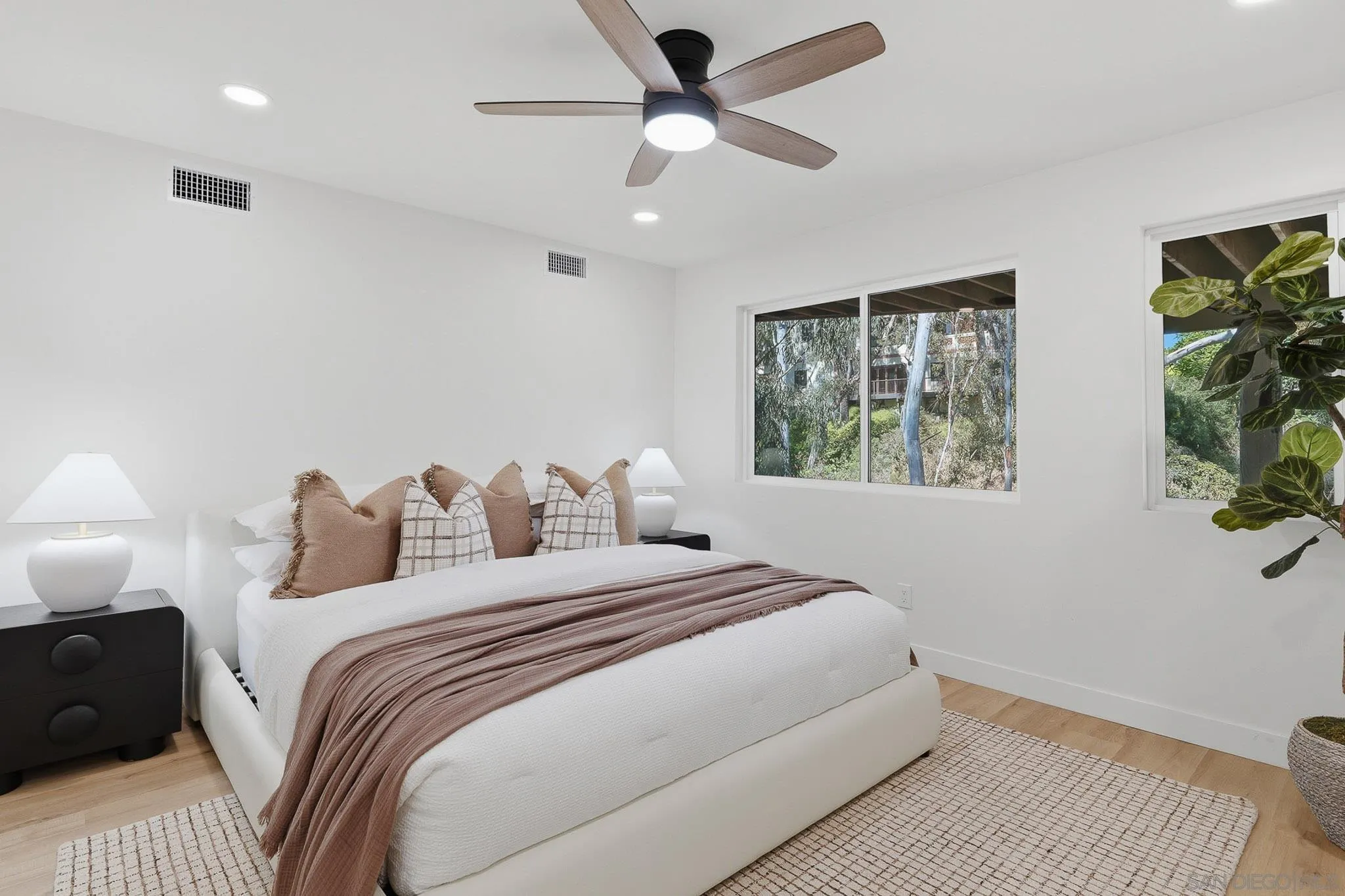 https://cdn.realtyfeed.com/cdn/127/260015270/53727790e7e56bdf8252412d43705385.webp