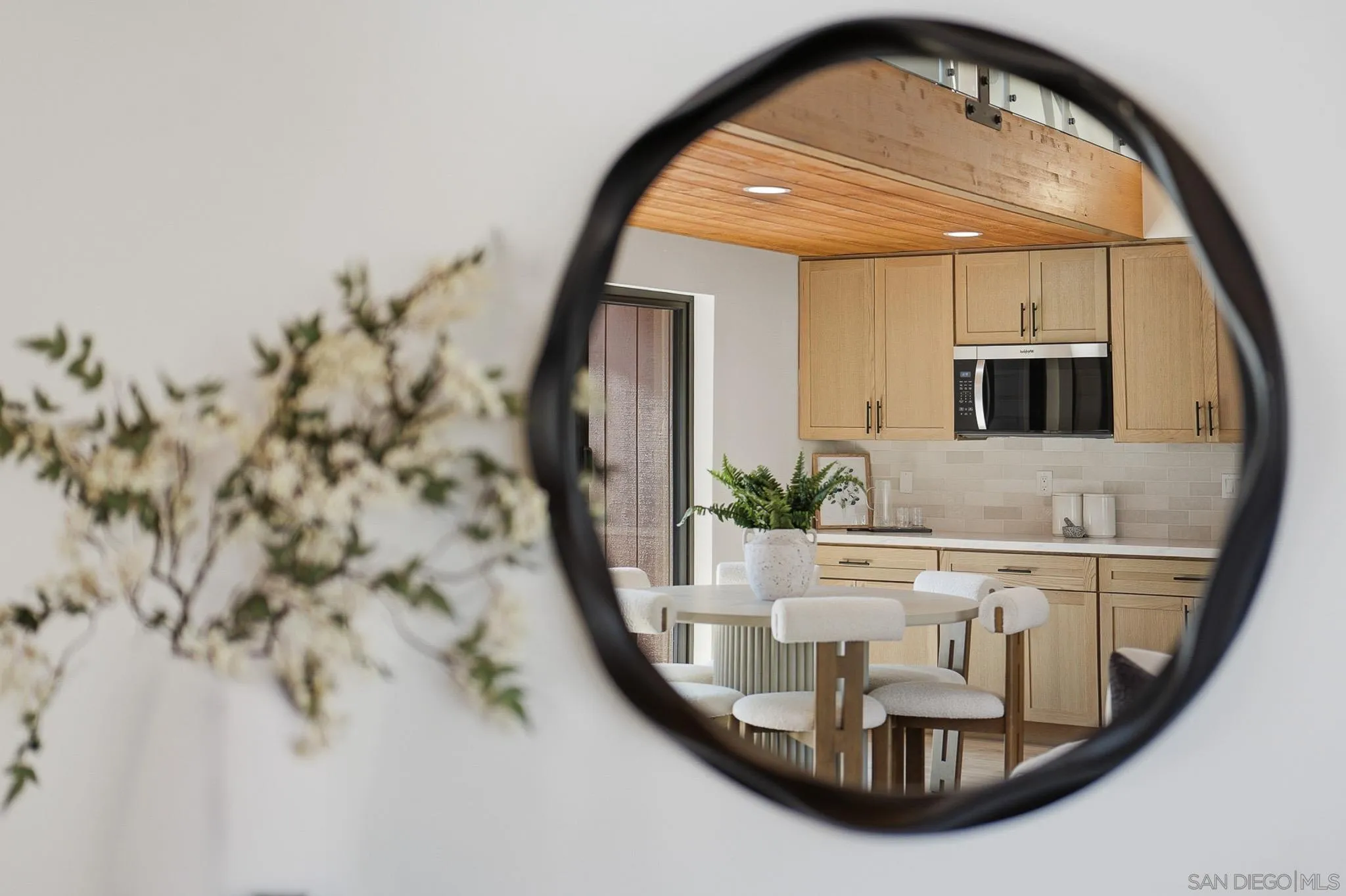 https://cdn.realtyfeed.com/cdn/127/260015270/e03617f413be164a608306aa0eb355a6.webp