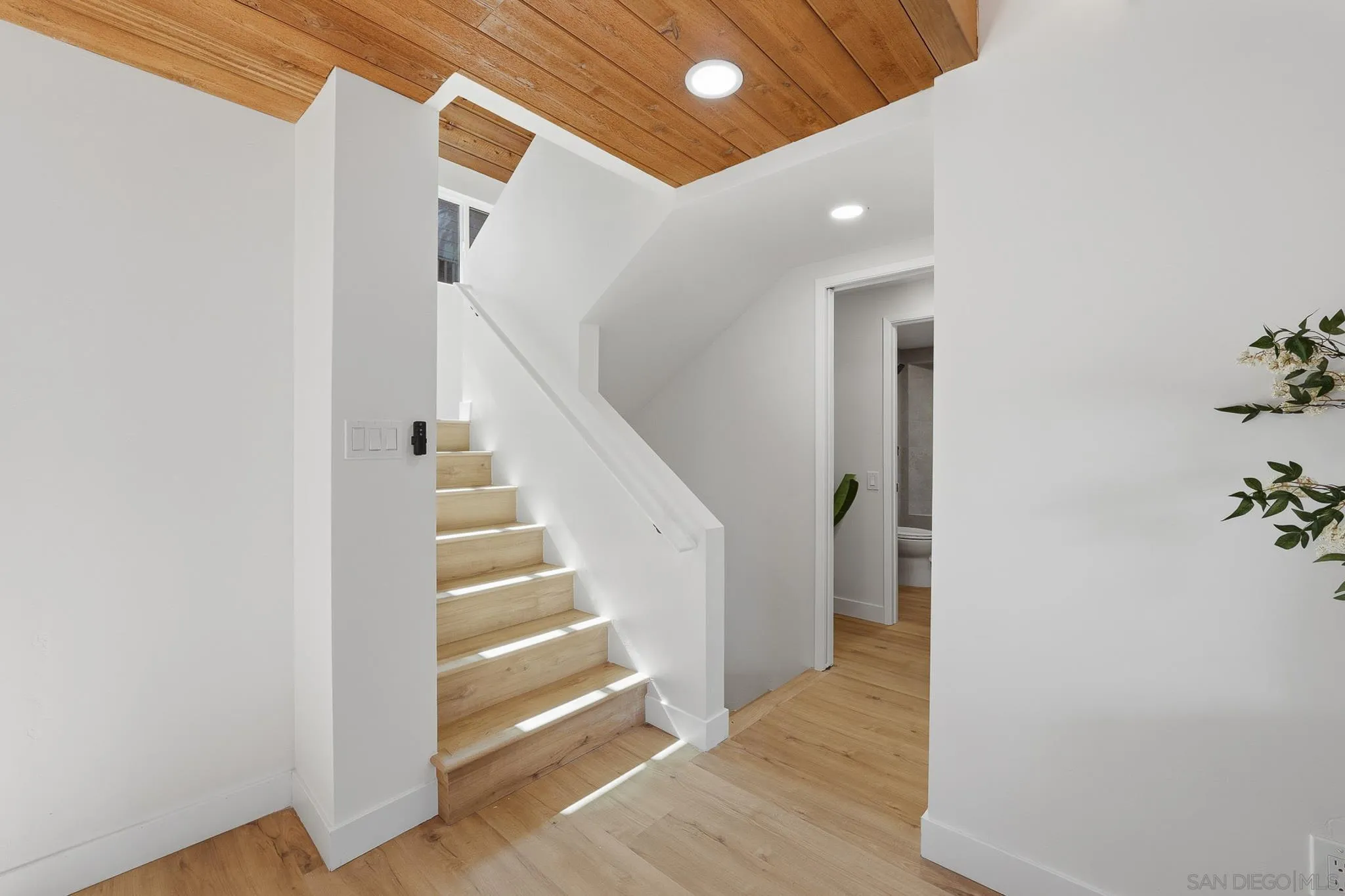 https://cdn.realtyfeed.com/cdn/127/260015270/f85b4f169769df979be543f24691b7c4.webp