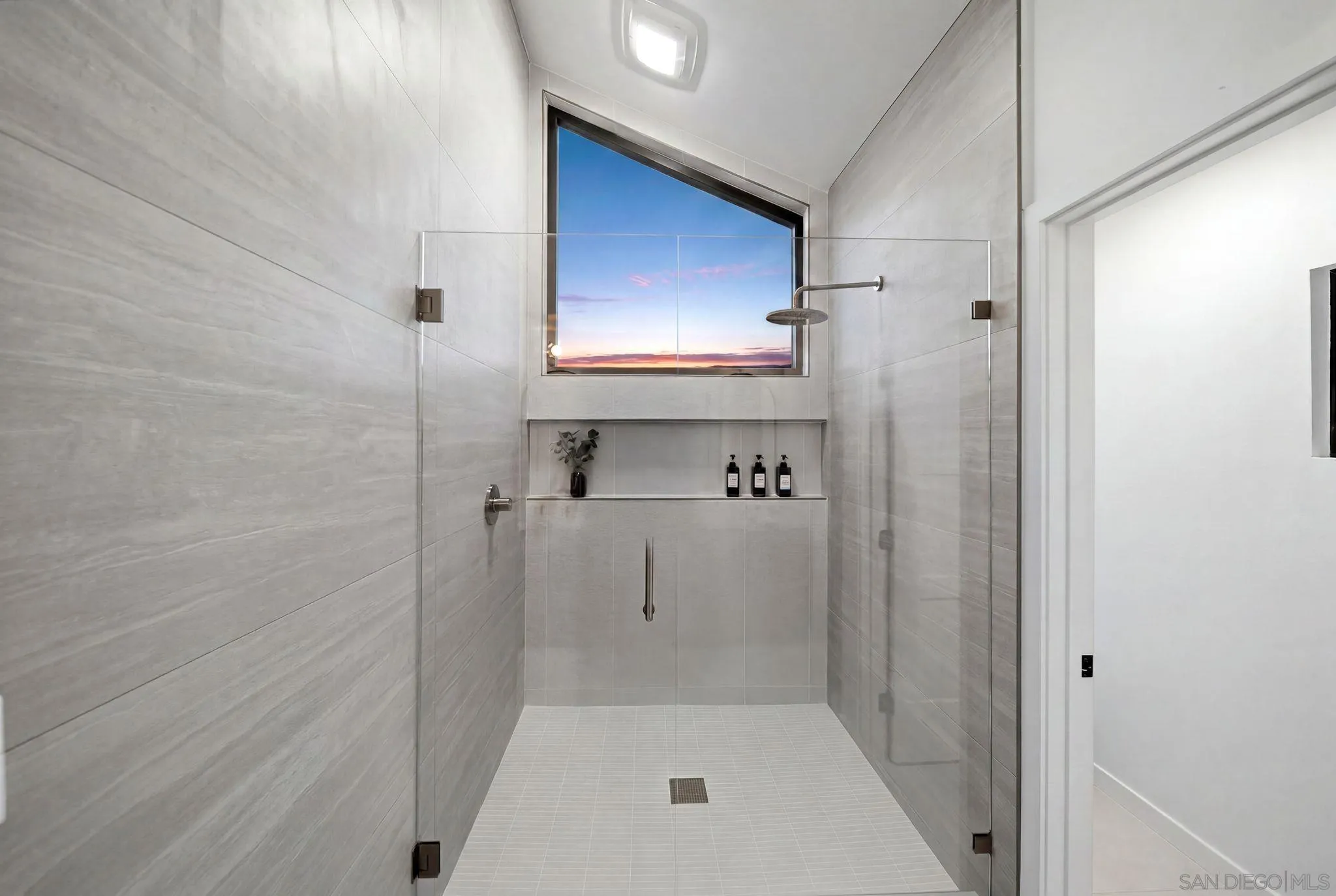 https://cdn.realtyfeed.com/cdn/127/260015297/23069c102f95935403bbae3461c5dd33.webp