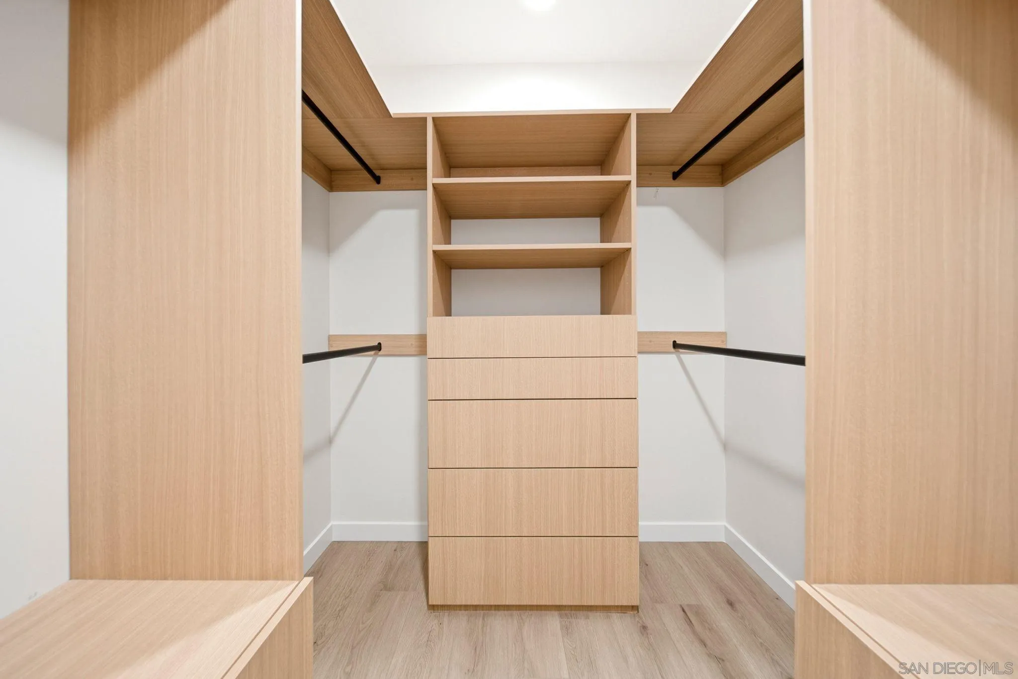 https://cdn.realtyfeed.com/cdn/127/260015297/66db383a838eee5f78bc93b1b4056675.webp