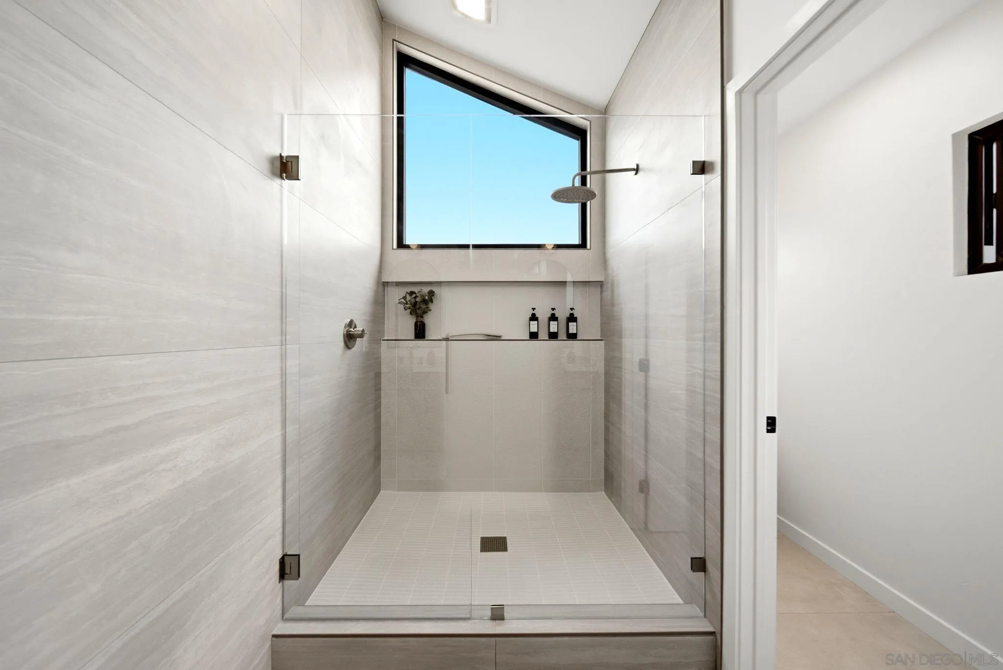 https://cdn.realtyfeed.com/cdn/127/260015297/e4fc7095a8ea859b0c6ec6f28c16e0c6.webp