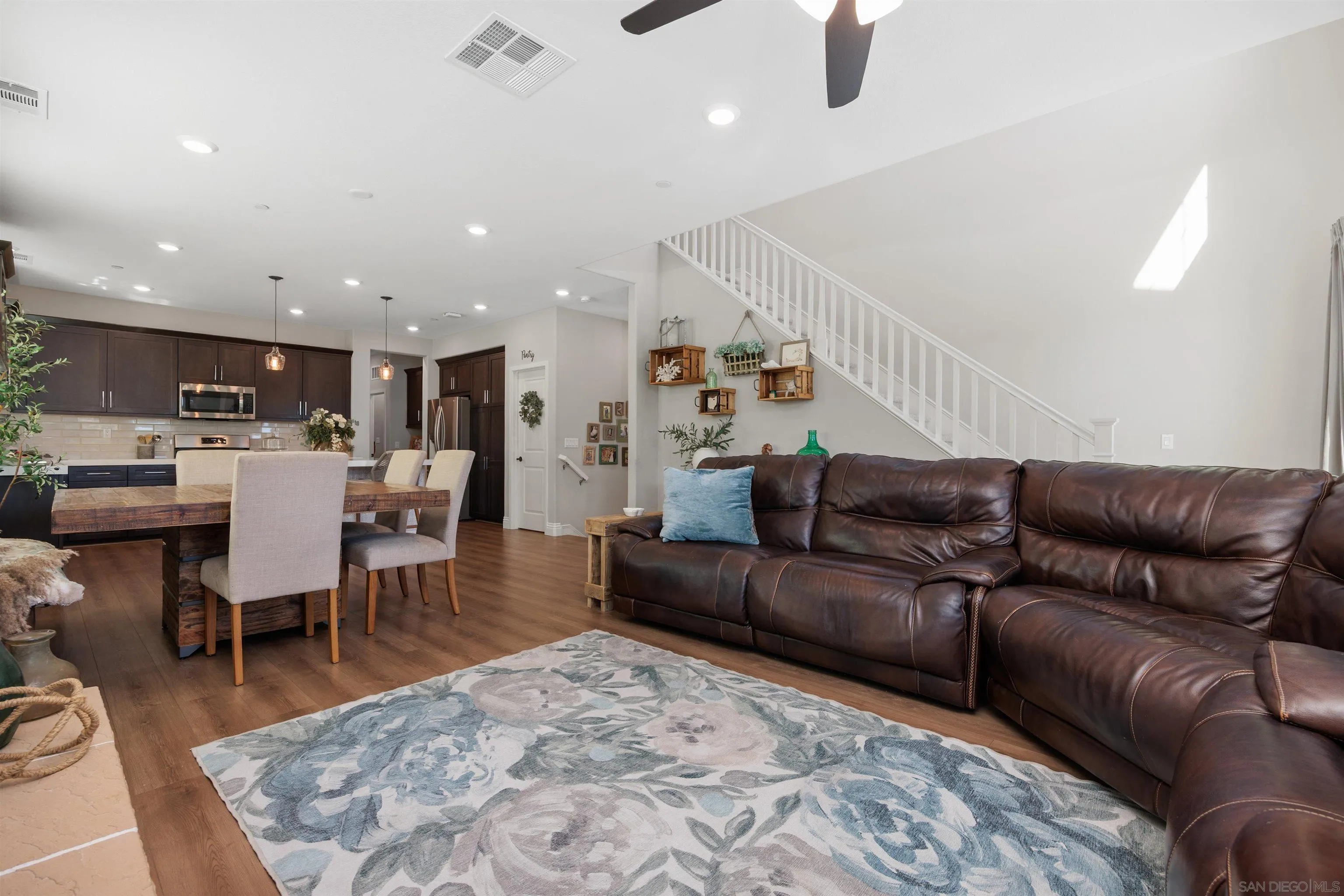 https://cdn.realtyfeed.com/cdn/127/260015308/ef17883d283f8d925860b98d750ab9ef.webp