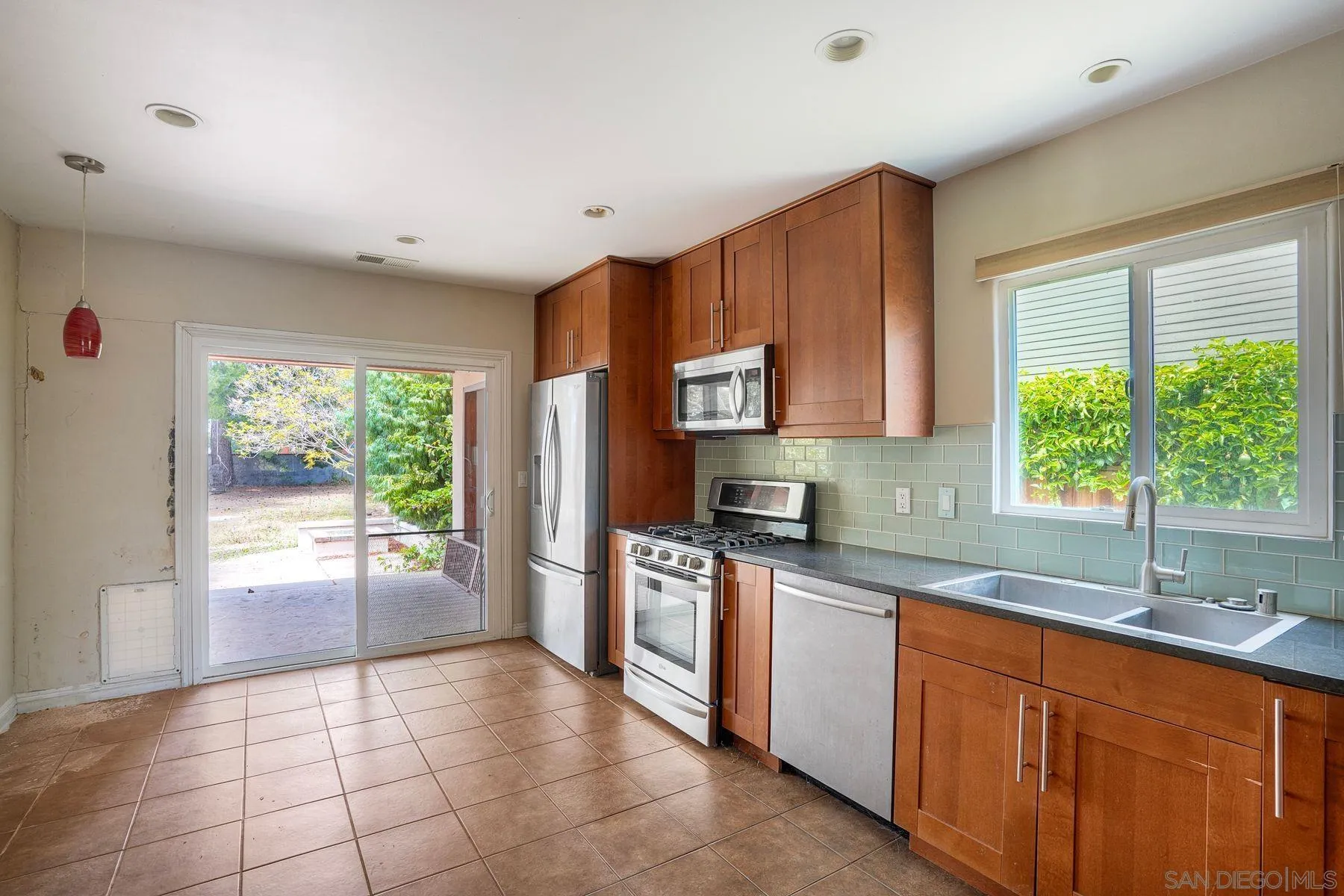 https://cdn.realtyfeed.com/cdn/127/260015310/552f7d7b81bb92e51b5b930a50a8488f.webp