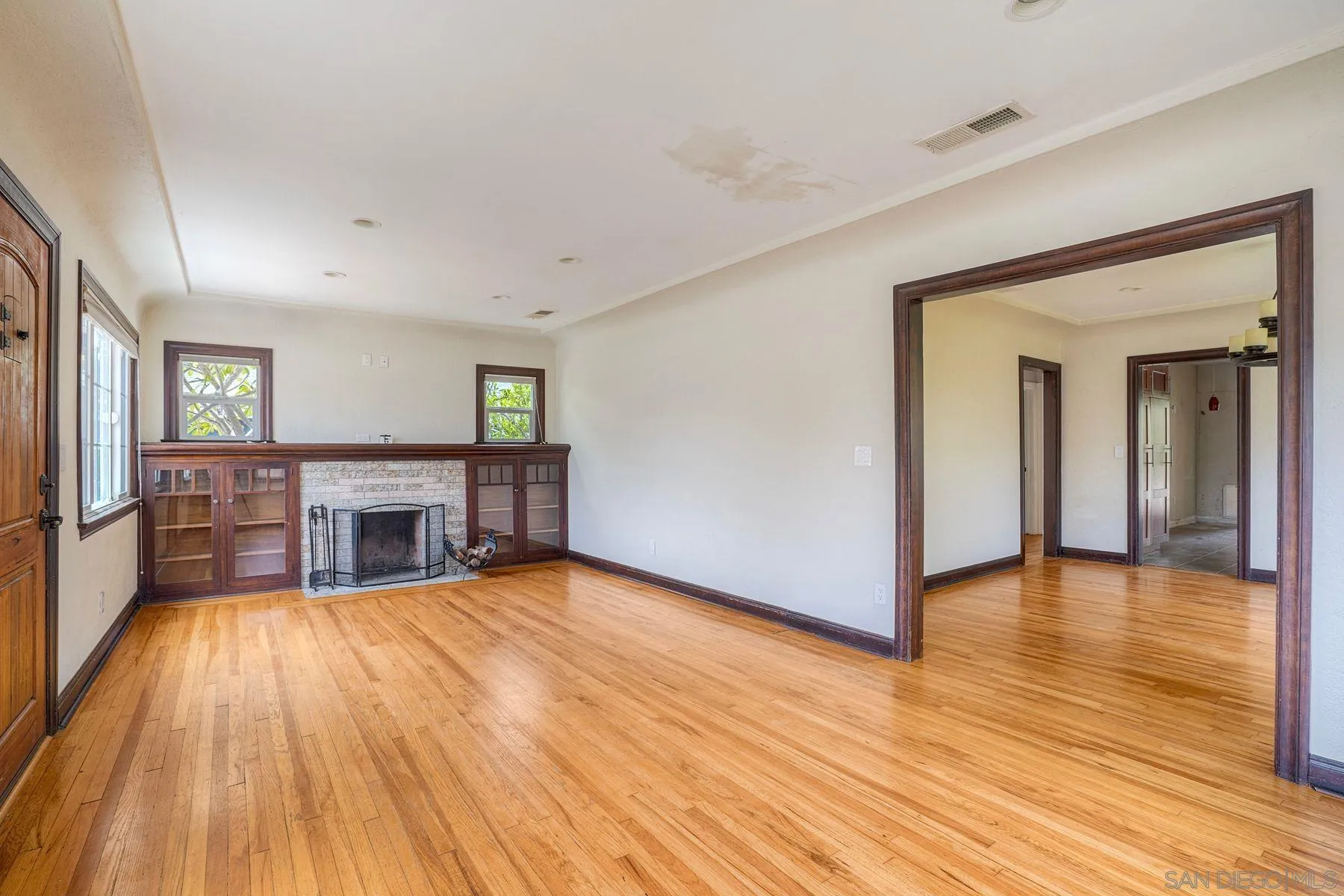 https://cdn.realtyfeed.com/cdn/127/260015310/b82e0e542be8fd7e3b93384a6de78a9d.webp
