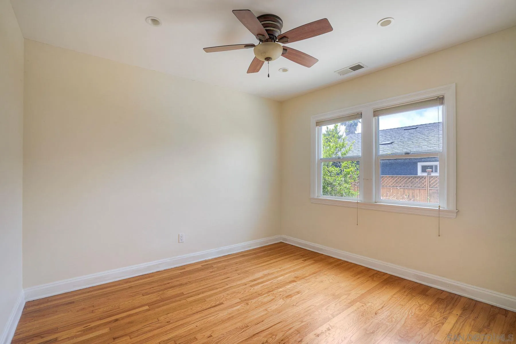 https://cdn.realtyfeed.com/cdn/127/260015310/bc9117b61dd6b107bd80c3abf83c42fb.webp
