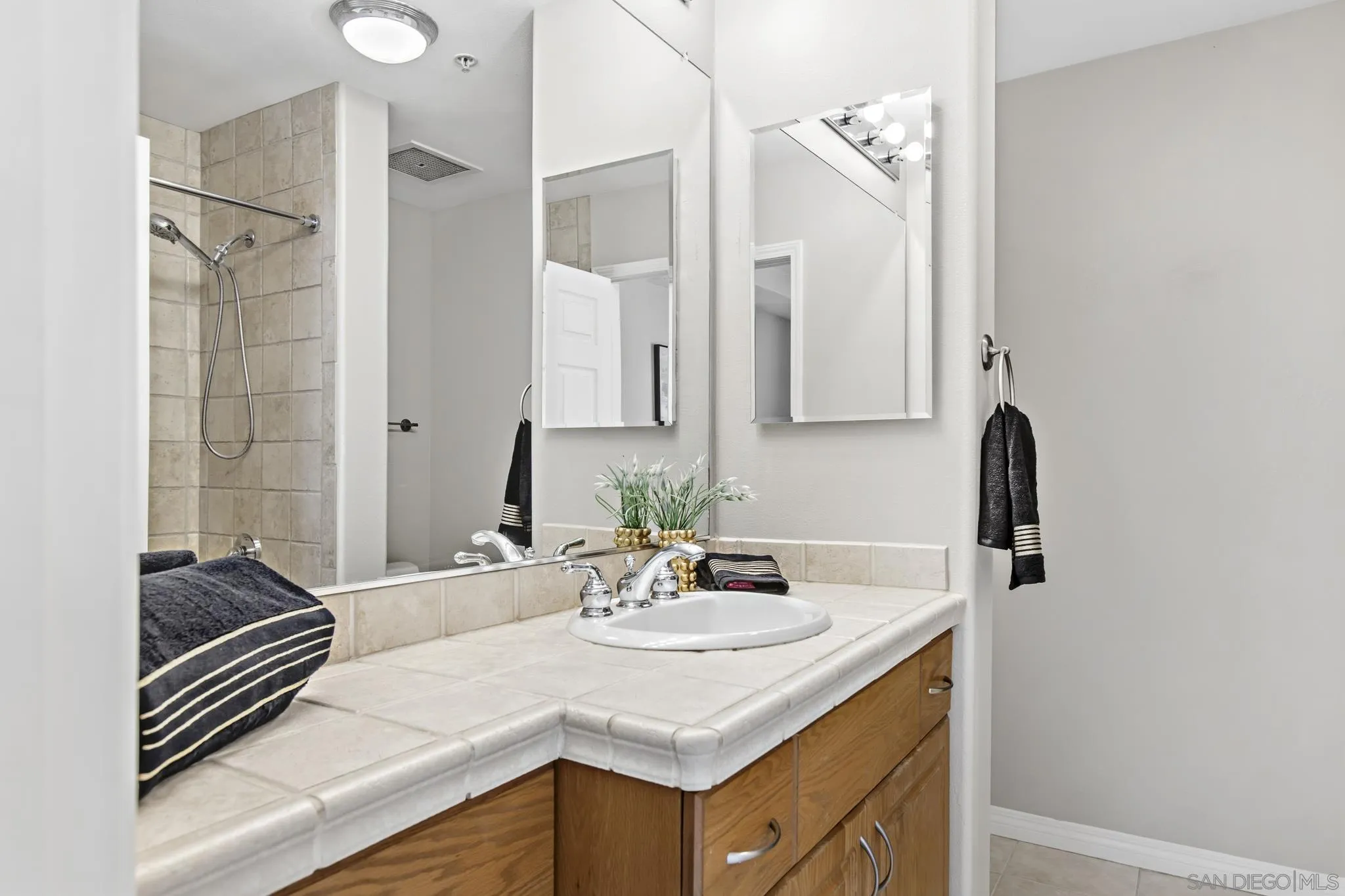https://cdn.realtyfeed.com/cdn/127/260015314/b4e26cb302dcf2a637a9341353818275.webp