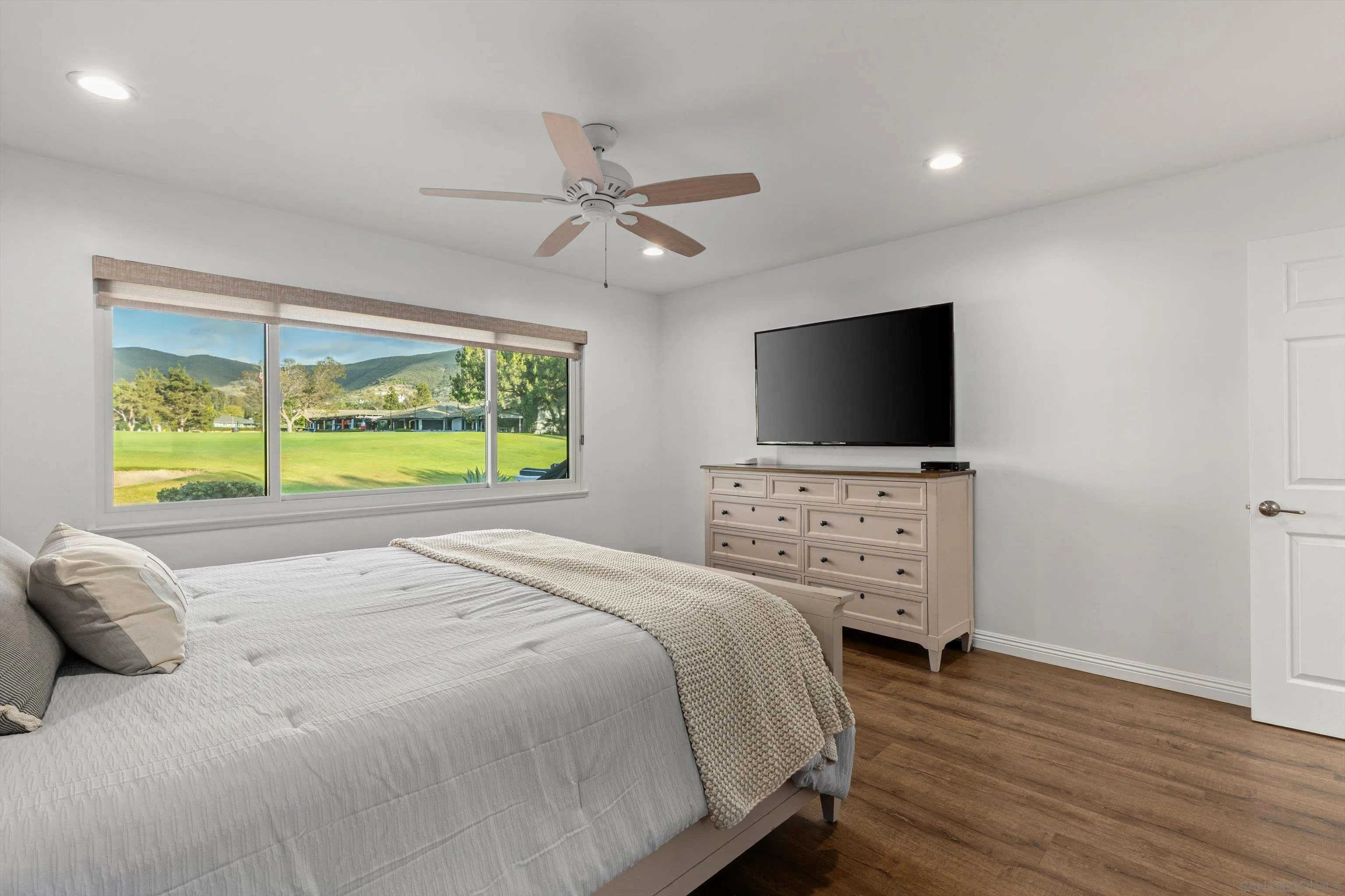 https://cdn.realtyfeed.com/cdn/127/260015317/12812d35962ffee7ea57e6b0f4baf8a4.webp