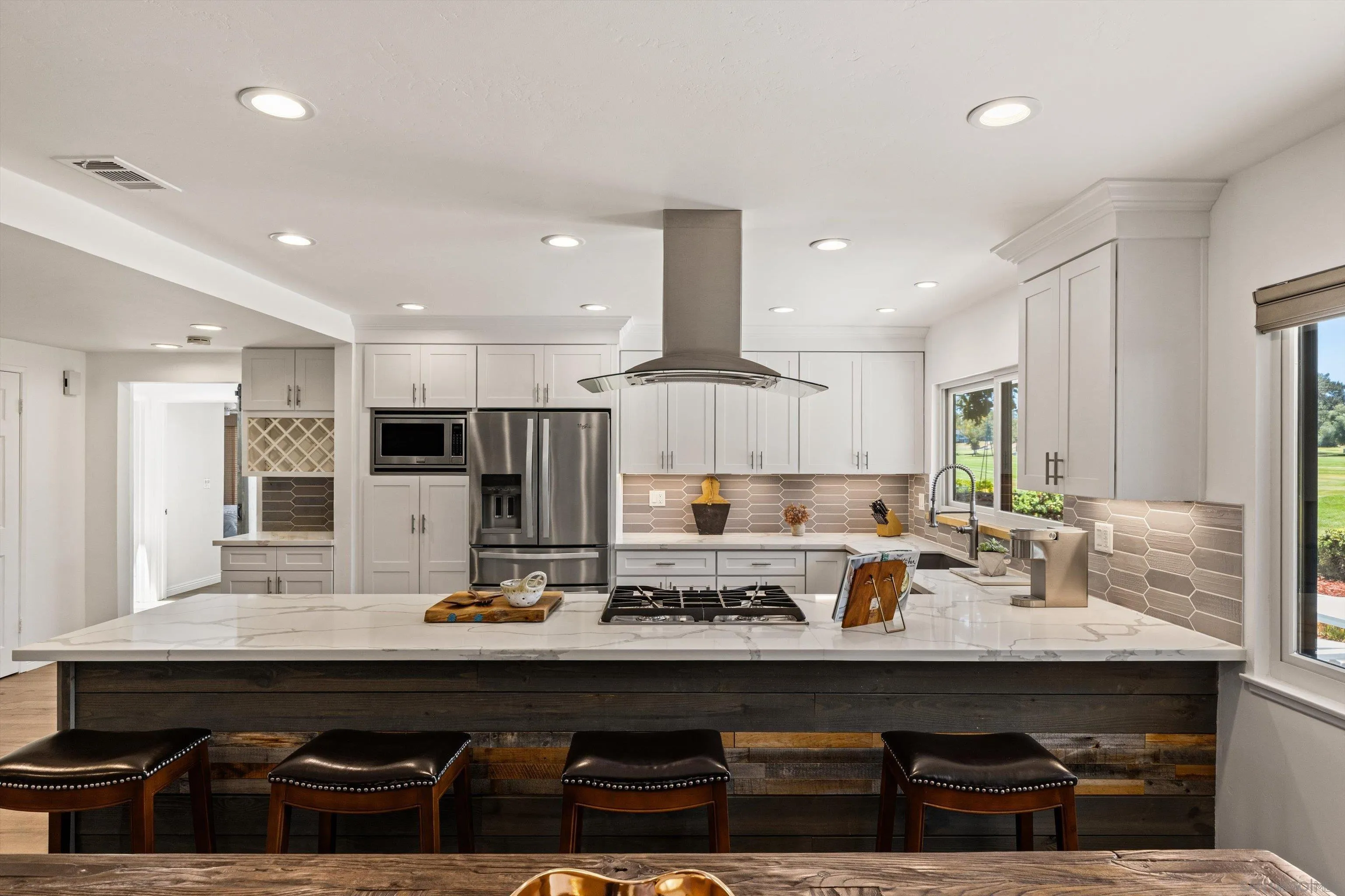 https://cdn.realtyfeed.com/cdn/127/260015317/272f613586b37186589aa49eb4c0ae46.webp