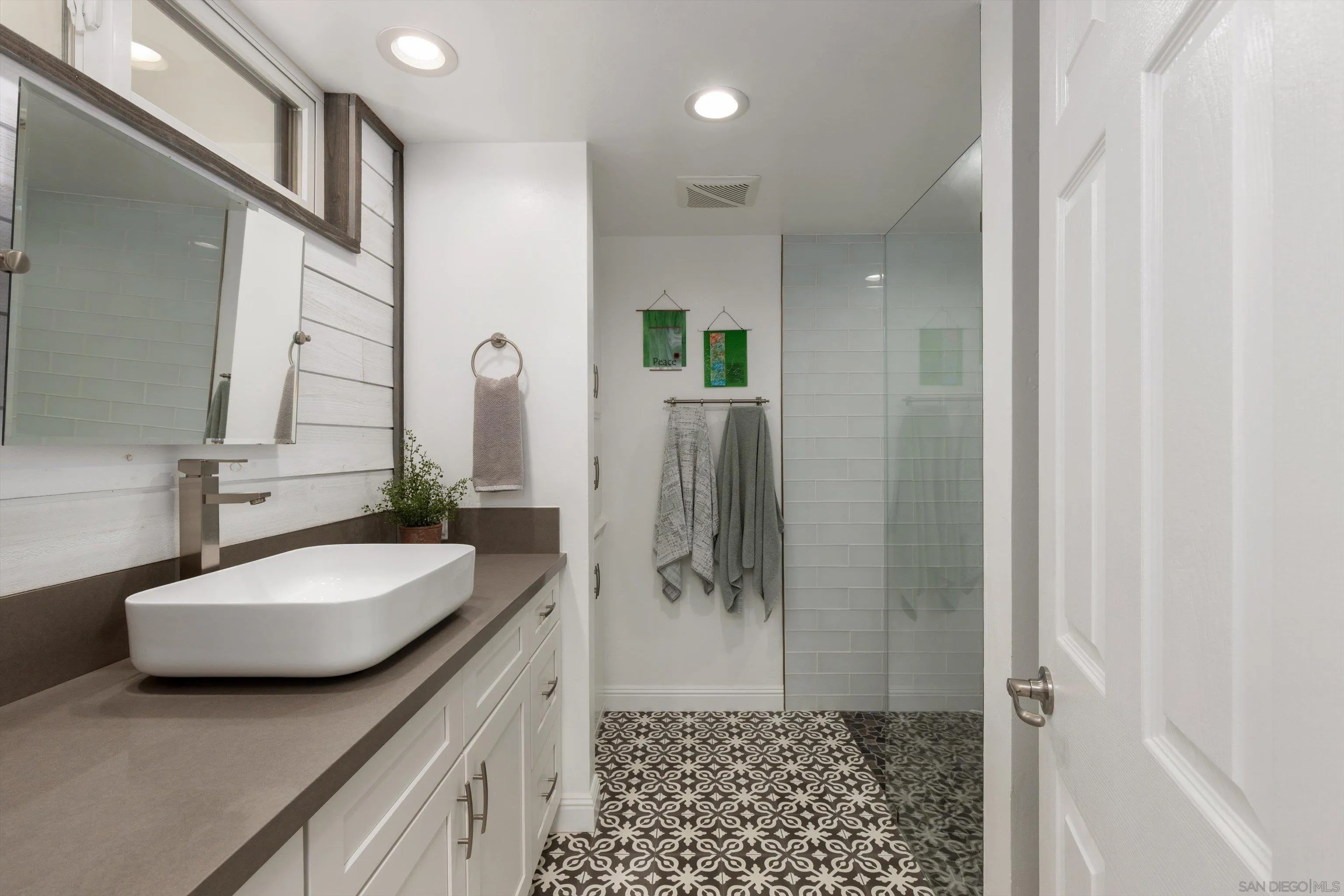 https://cdn.realtyfeed.com/cdn/127/260015317/51ee8238a34e9d3eea5a6ceec8af67c3.webp