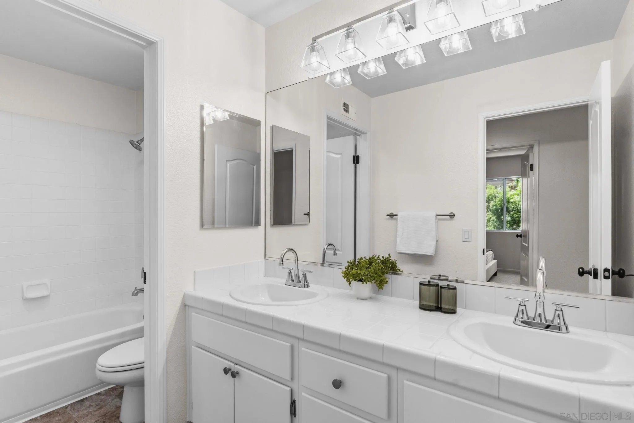 https://cdn.realtyfeed.com/cdn/127/260015320/206fe7ff730c52e9e3741990e414e488.webp
