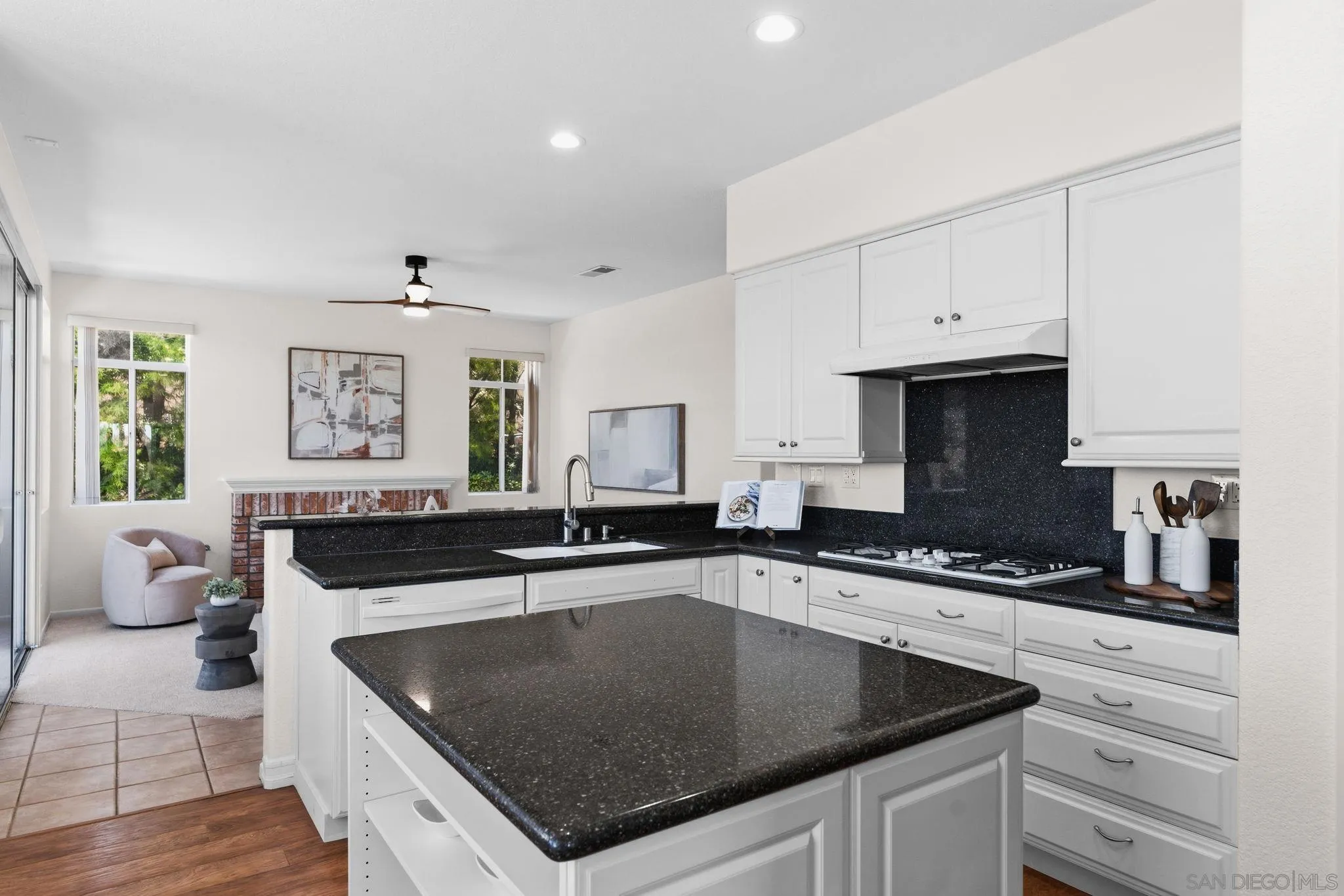 https://cdn.realtyfeed.com/cdn/127/260015320/38c5ab39eb53f187779621f094269b59.webp