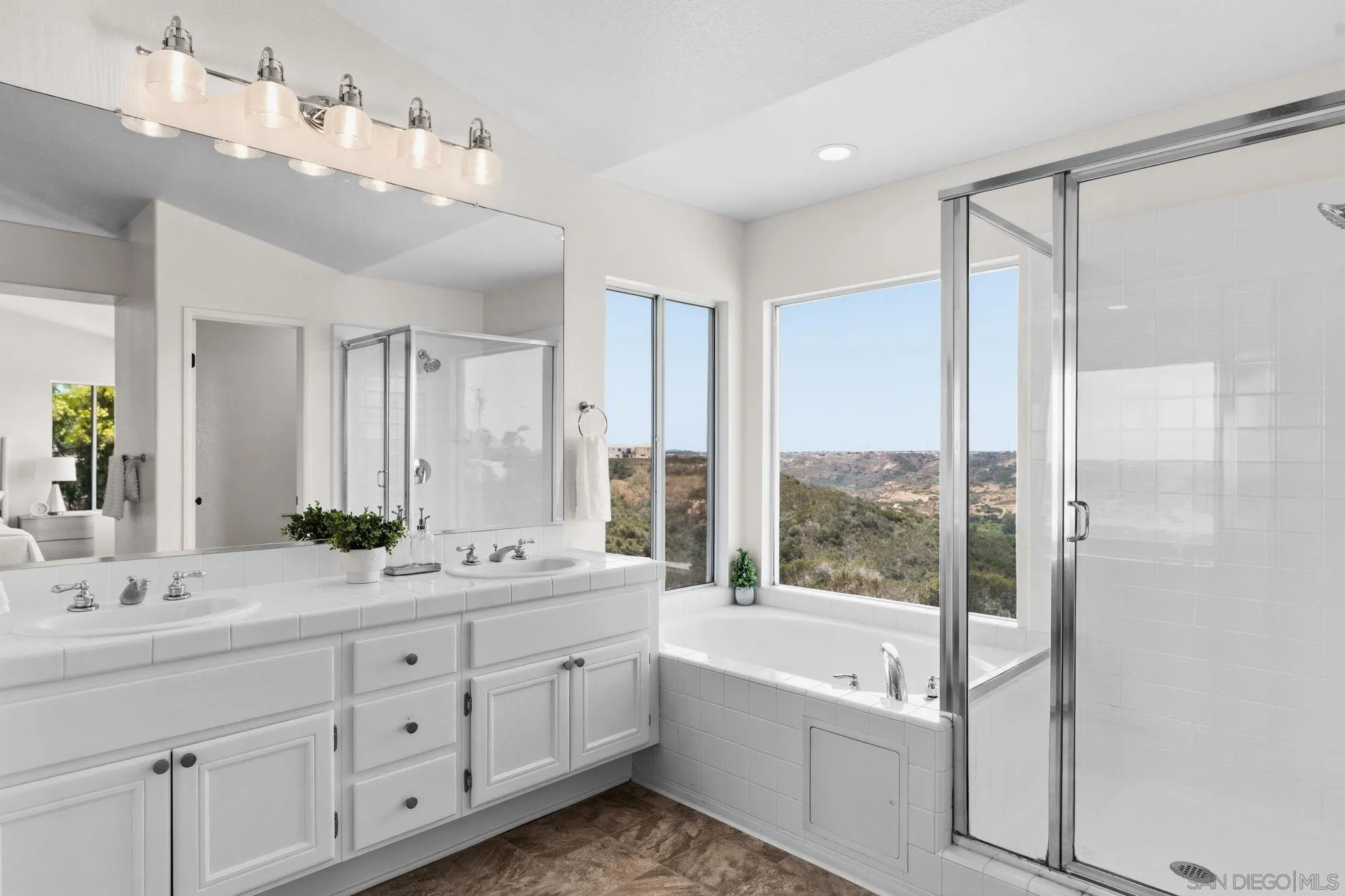 https://cdn.realtyfeed.com/cdn/127/260015320/6be0241a89e1622ee4ad666dcc388dc2.webp
