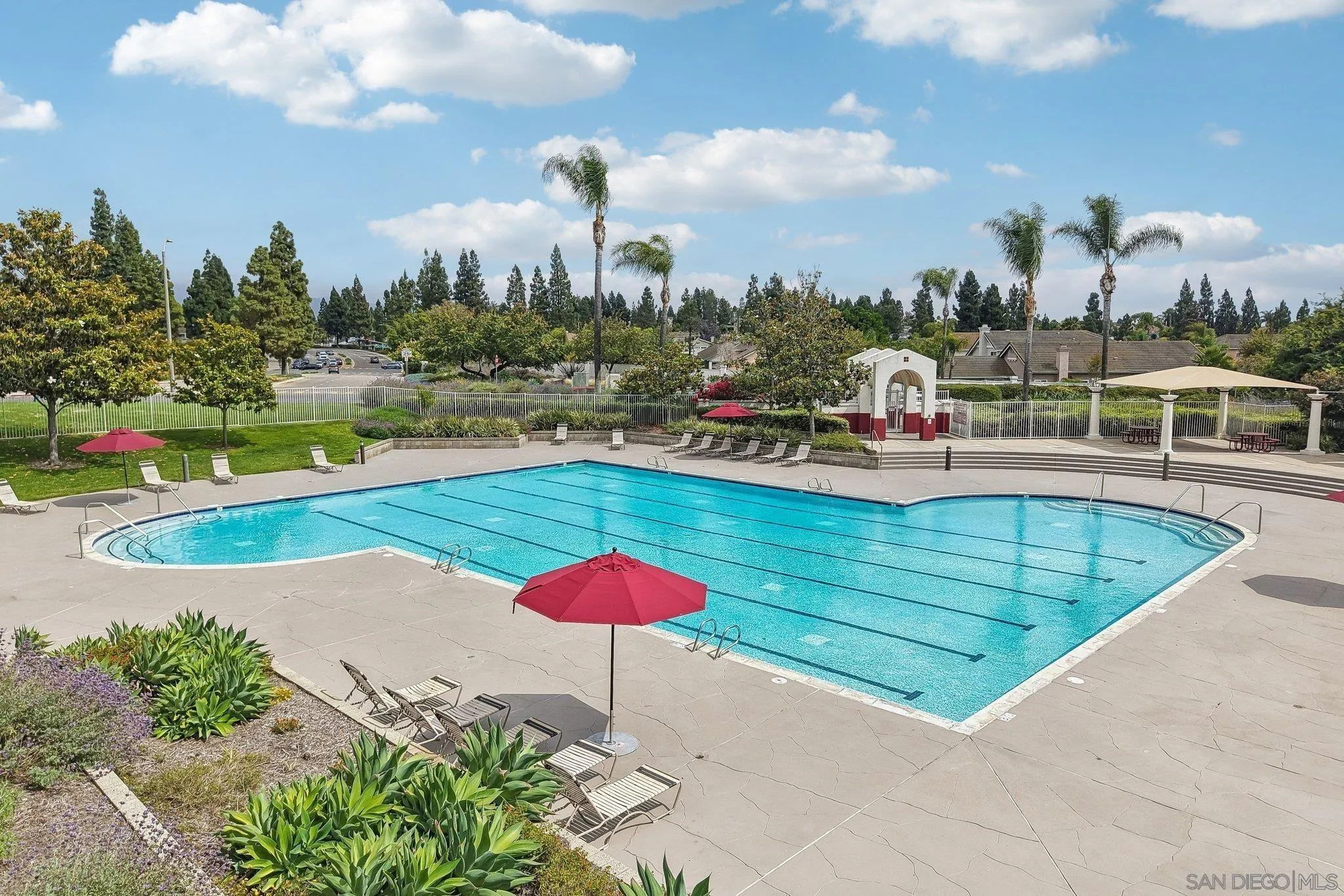 https://cdn.realtyfeed.com/cdn/127/260015322/1566c5cd344a26674f21404fd263819d.webp