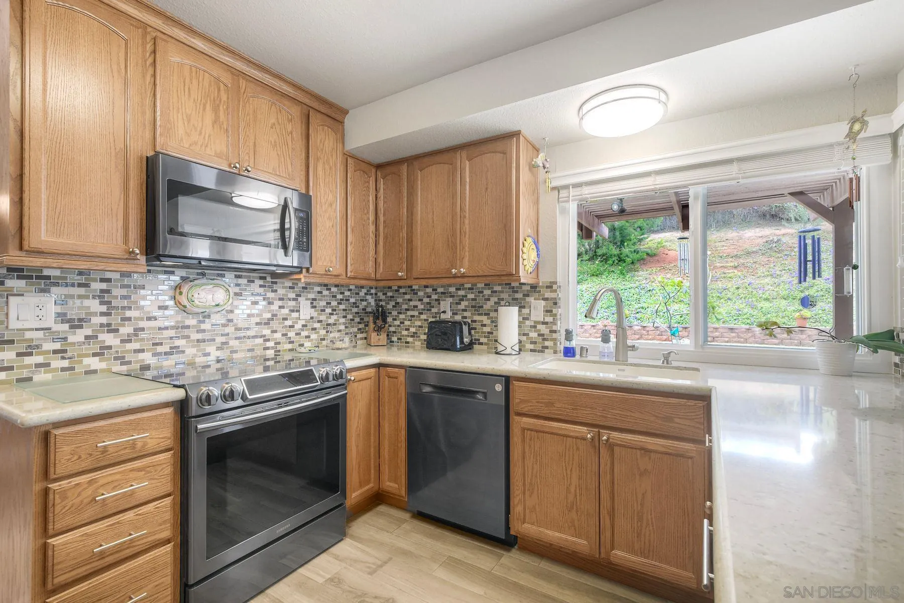 https://cdn.realtyfeed.com/cdn/127/260015327/41f86f79f1330279d21f91ef07075531.webp