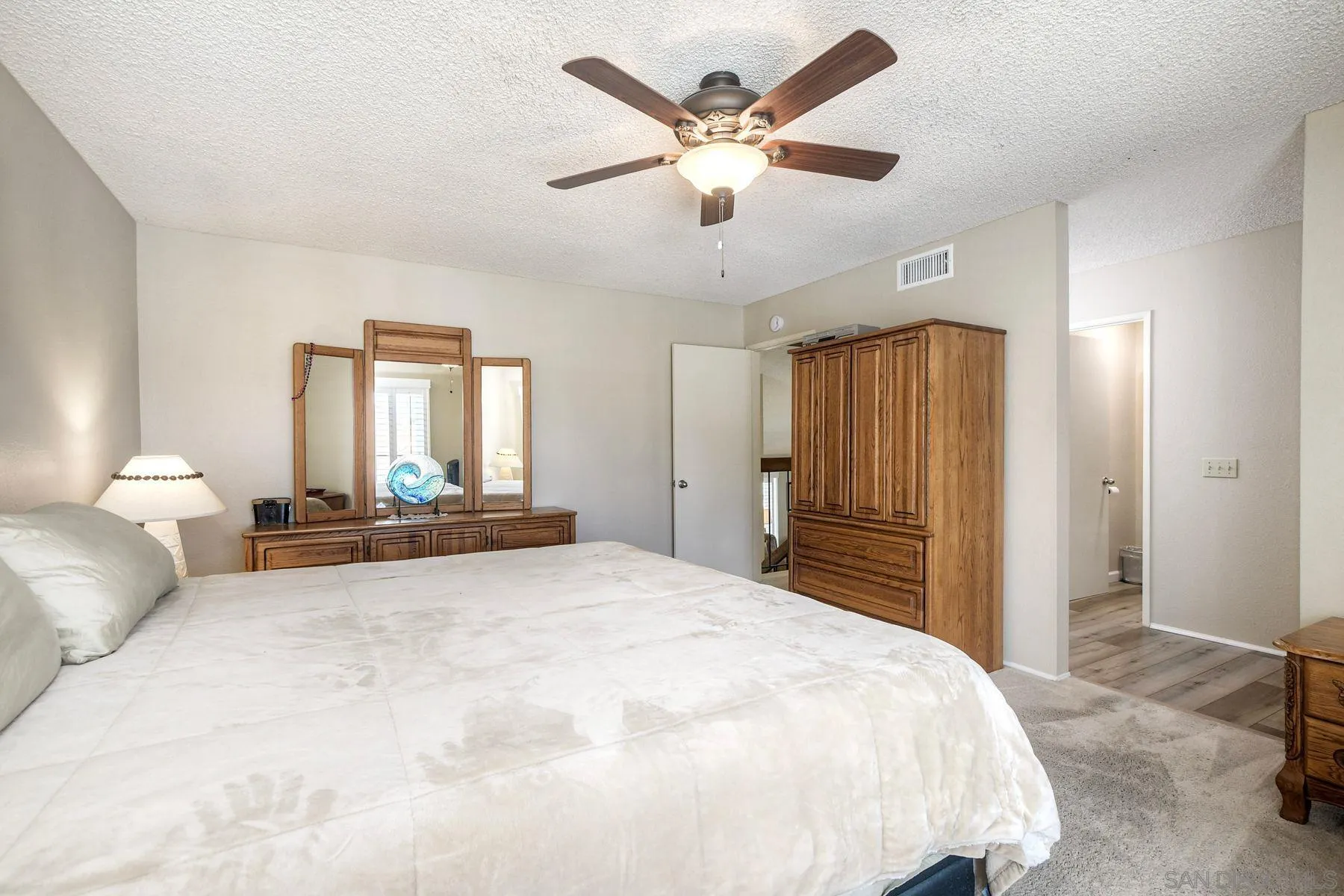 https://cdn.realtyfeed.com/cdn/127/260015327/97c5067ecfdf5a2cce3d8481c9946028.webp