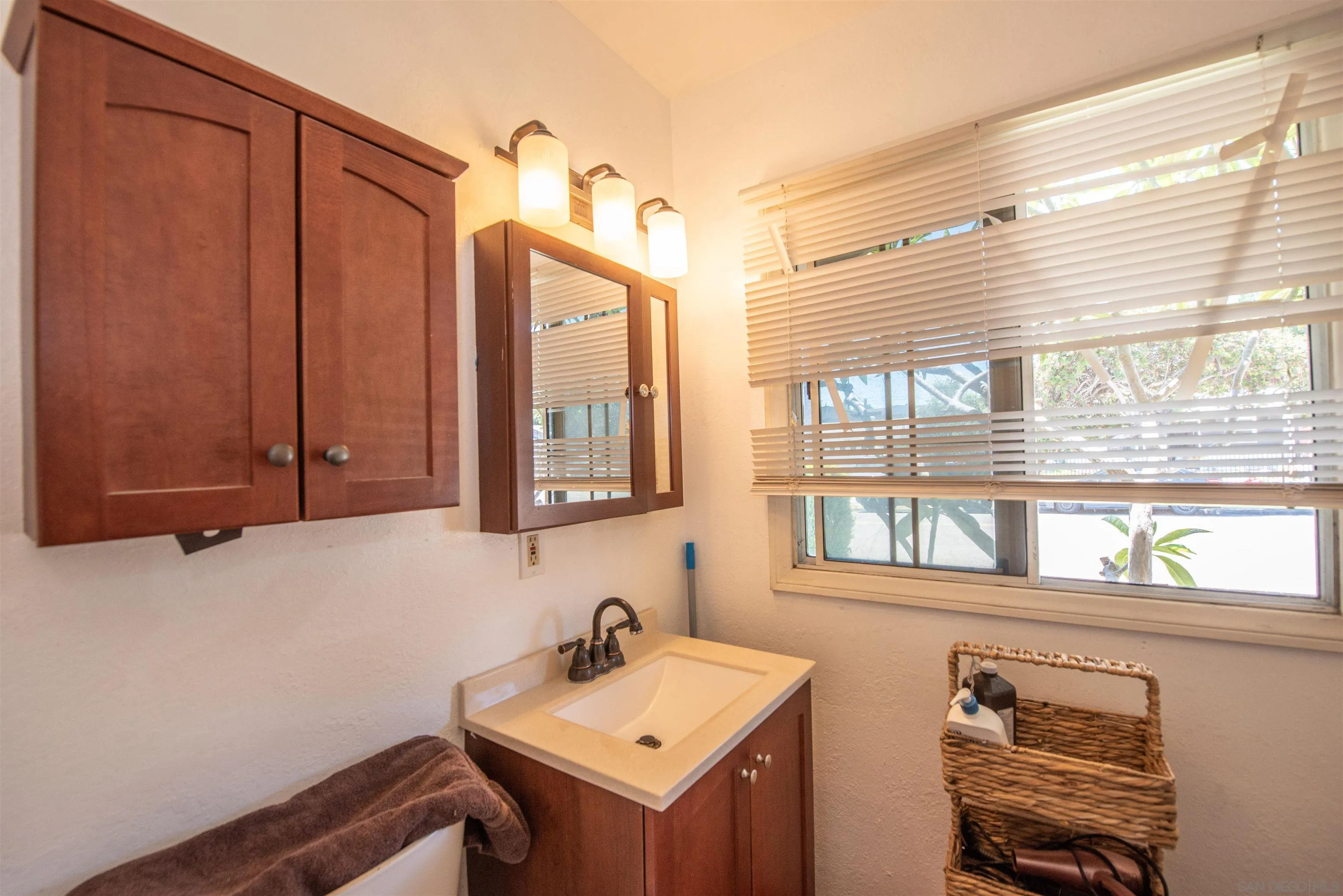 https://cdn.realtyfeed.com/cdn/127/260015332/6bfa354667d3d282412f7138281059bd.webp