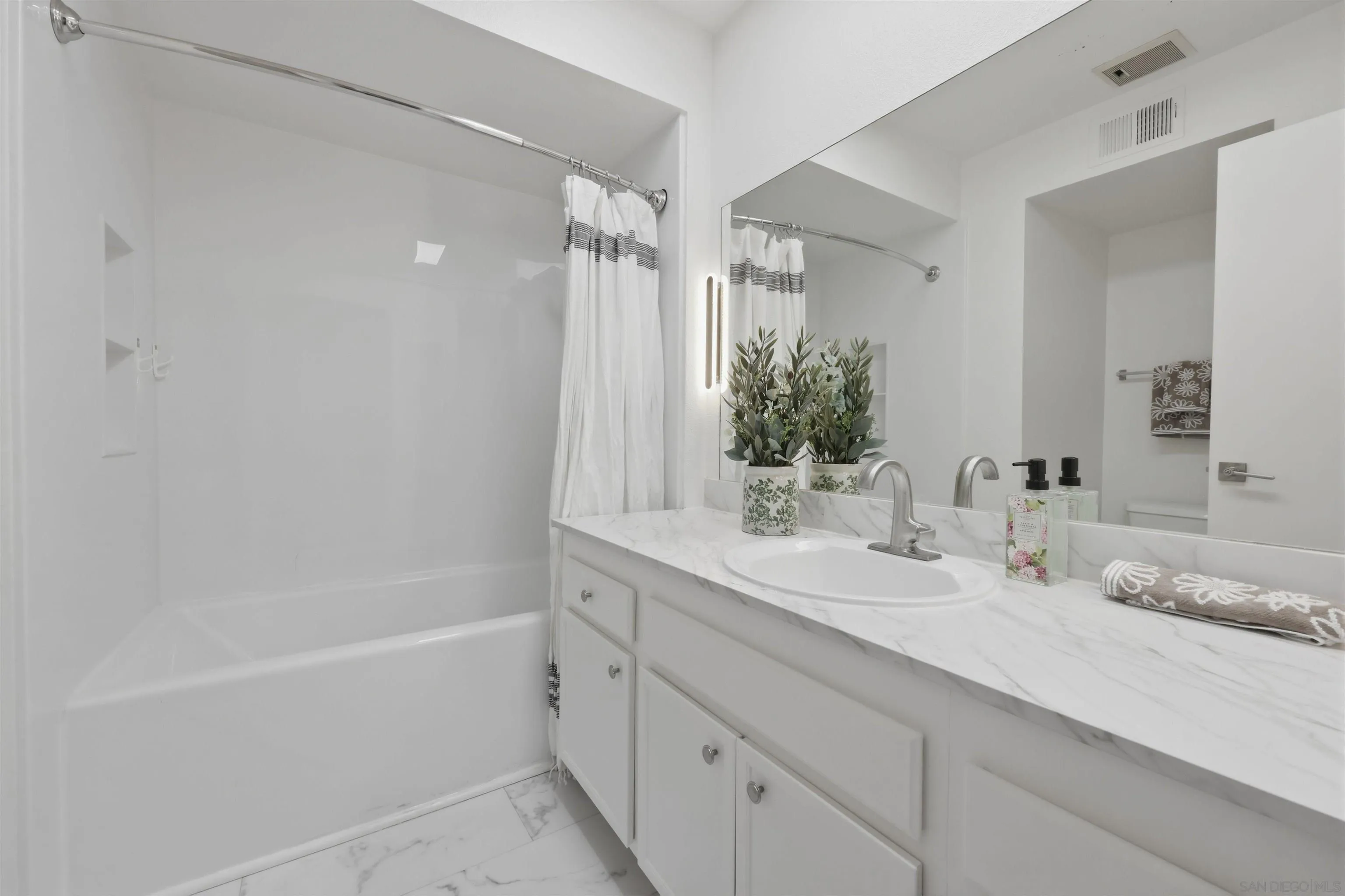 https://cdn.realtyfeed.com/cdn/127/260015345/39798ffbb5807687dda1d3ec8cec738e.webp