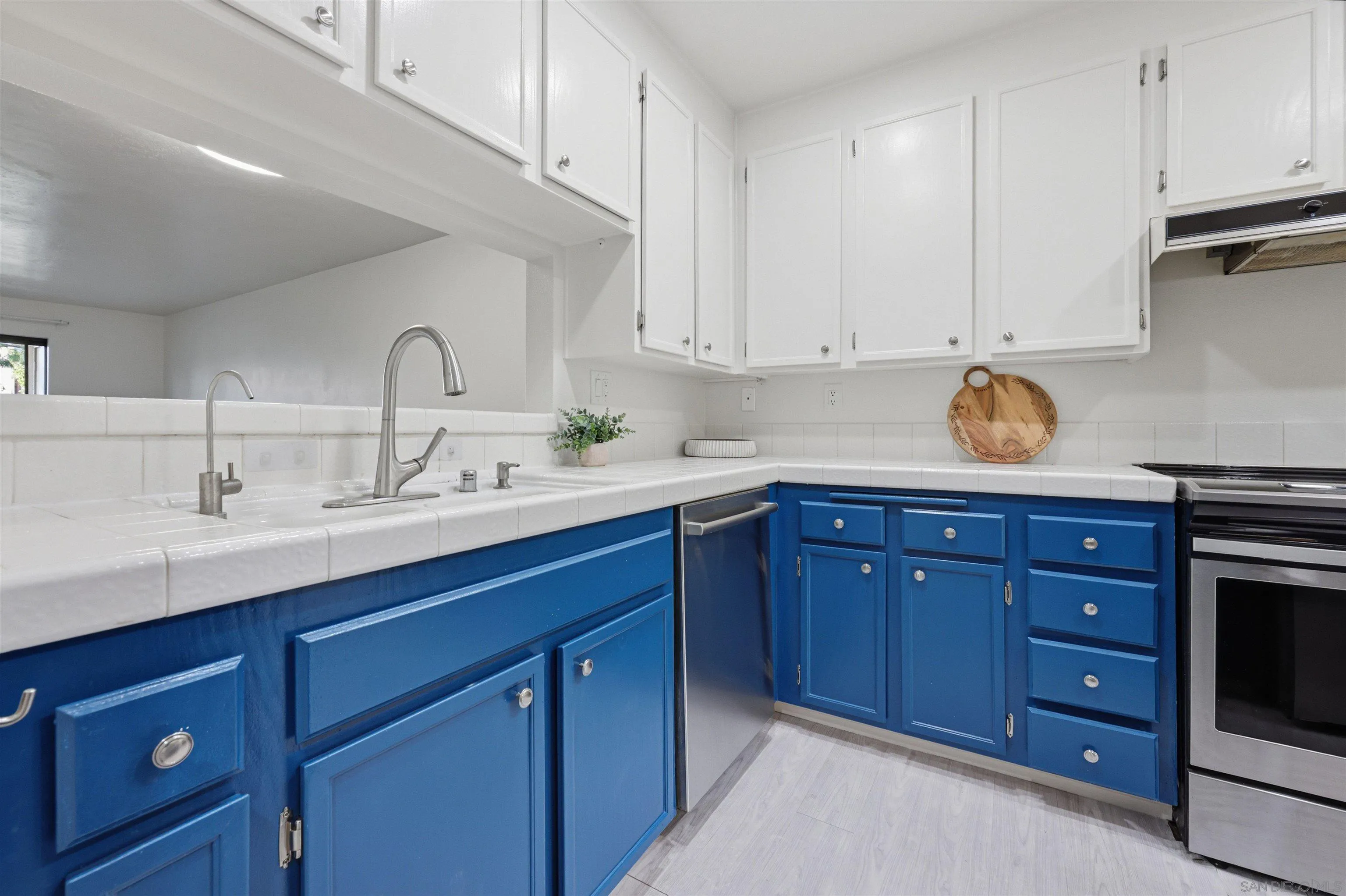https://cdn.realtyfeed.com/cdn/127/260015345/6d79c54cbc647303947768a7bac1d265.webp