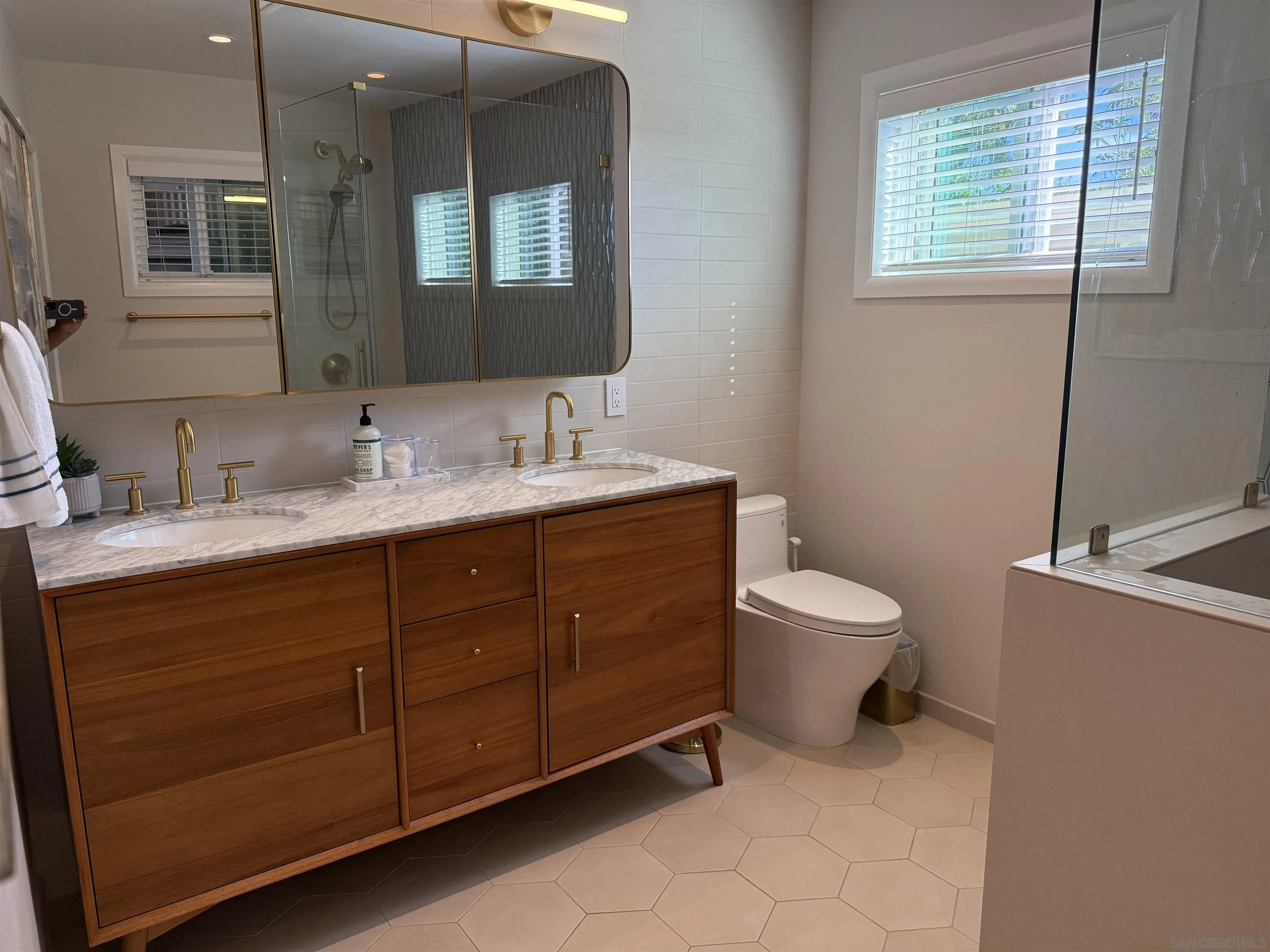 https://cdn.realtyfeed.com/cdn/127/260015352/1d407196a547ec895e2f6e63a09761bf.webp