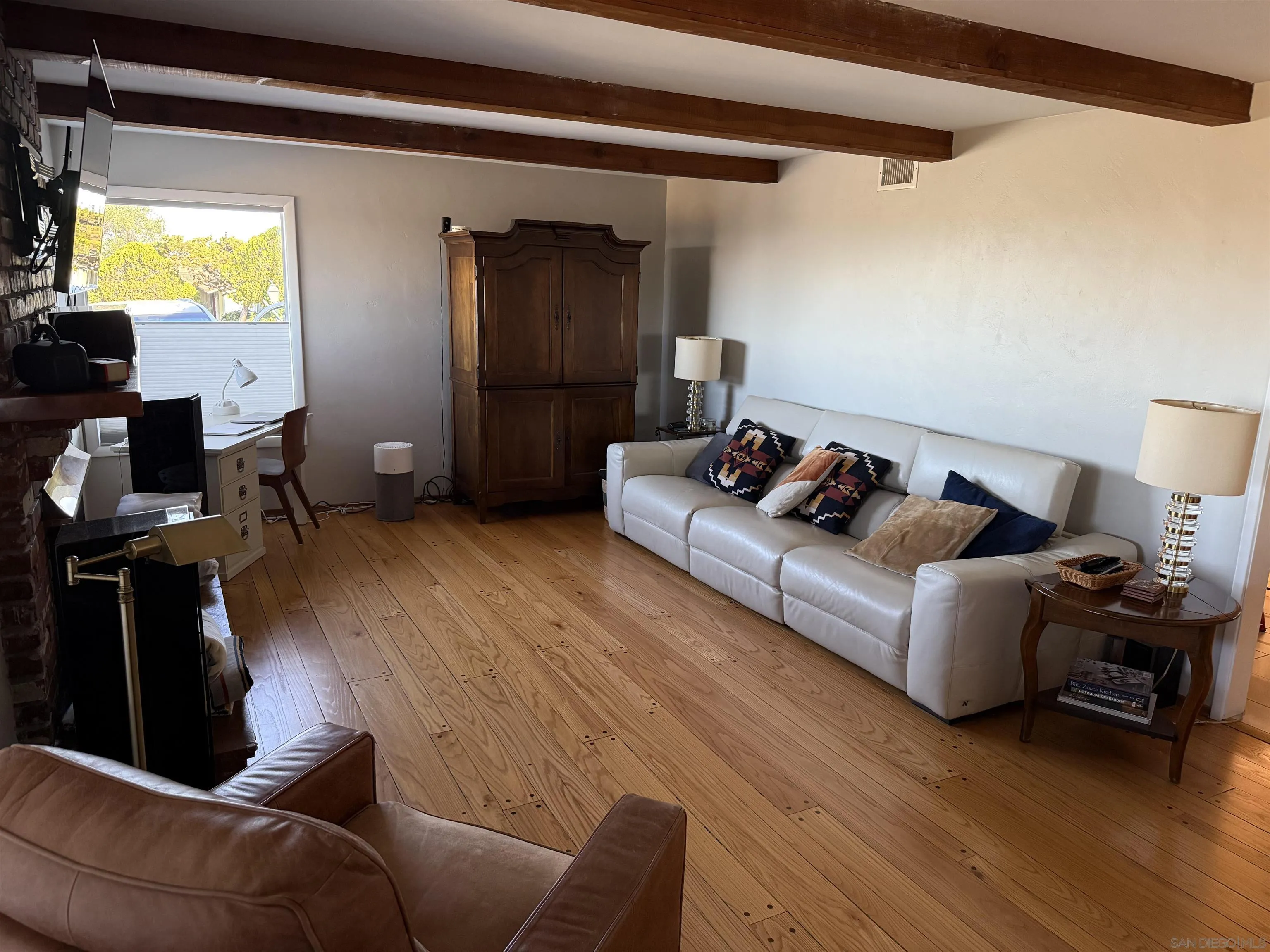 https://cdn.realtyfeed.com/cdn/127/260015352/3393ef8954771130683245ba88ad1105.webp