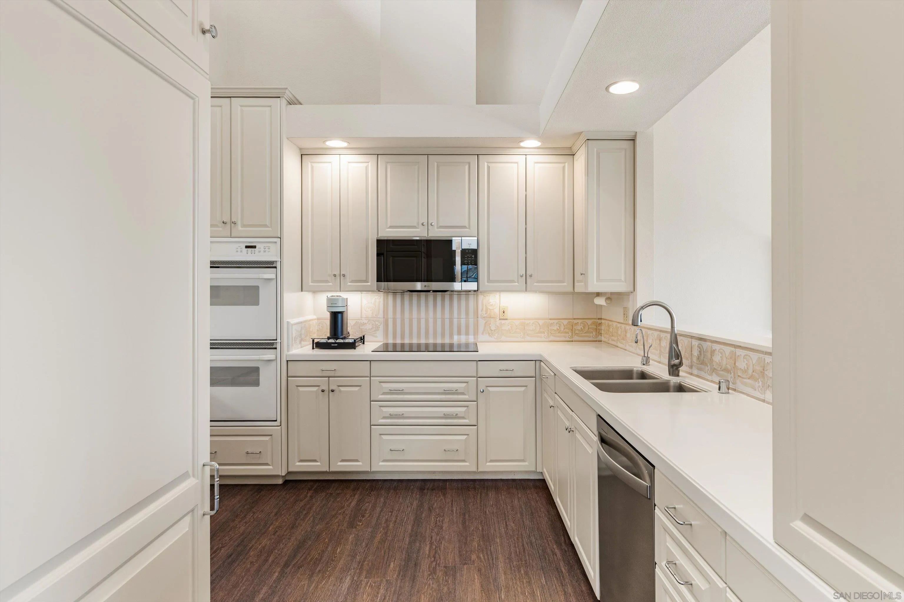 https://cdn.realtyfeed.com/cdn/127/260015355/712f0a603e6da50eb38993ca996abdd1.webp