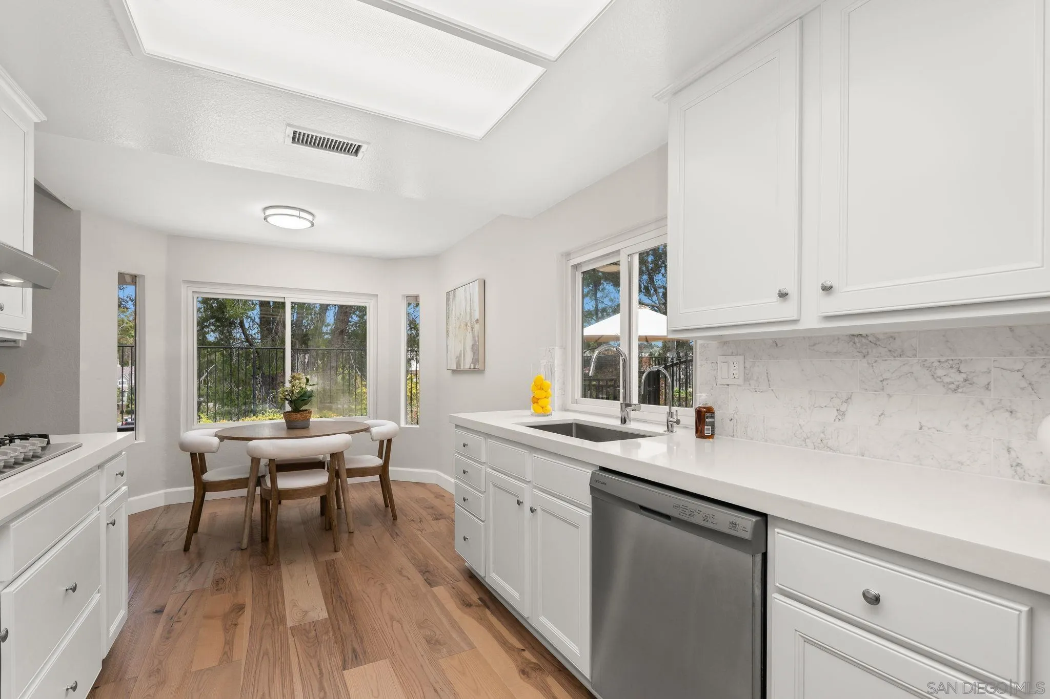 https://cdn.realtyfeed.com/cdn/127/260015357/2c8a8e2f48b2b5b0491426a70f876b96.webp