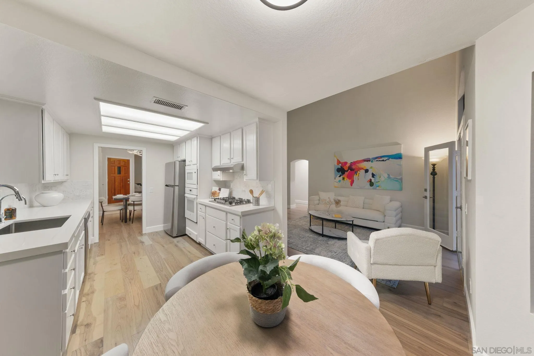 https://cdn.realtyfeed.com/cdn/127/260015357/7ef37ef0f1b696c801f190ea1382951d.webp