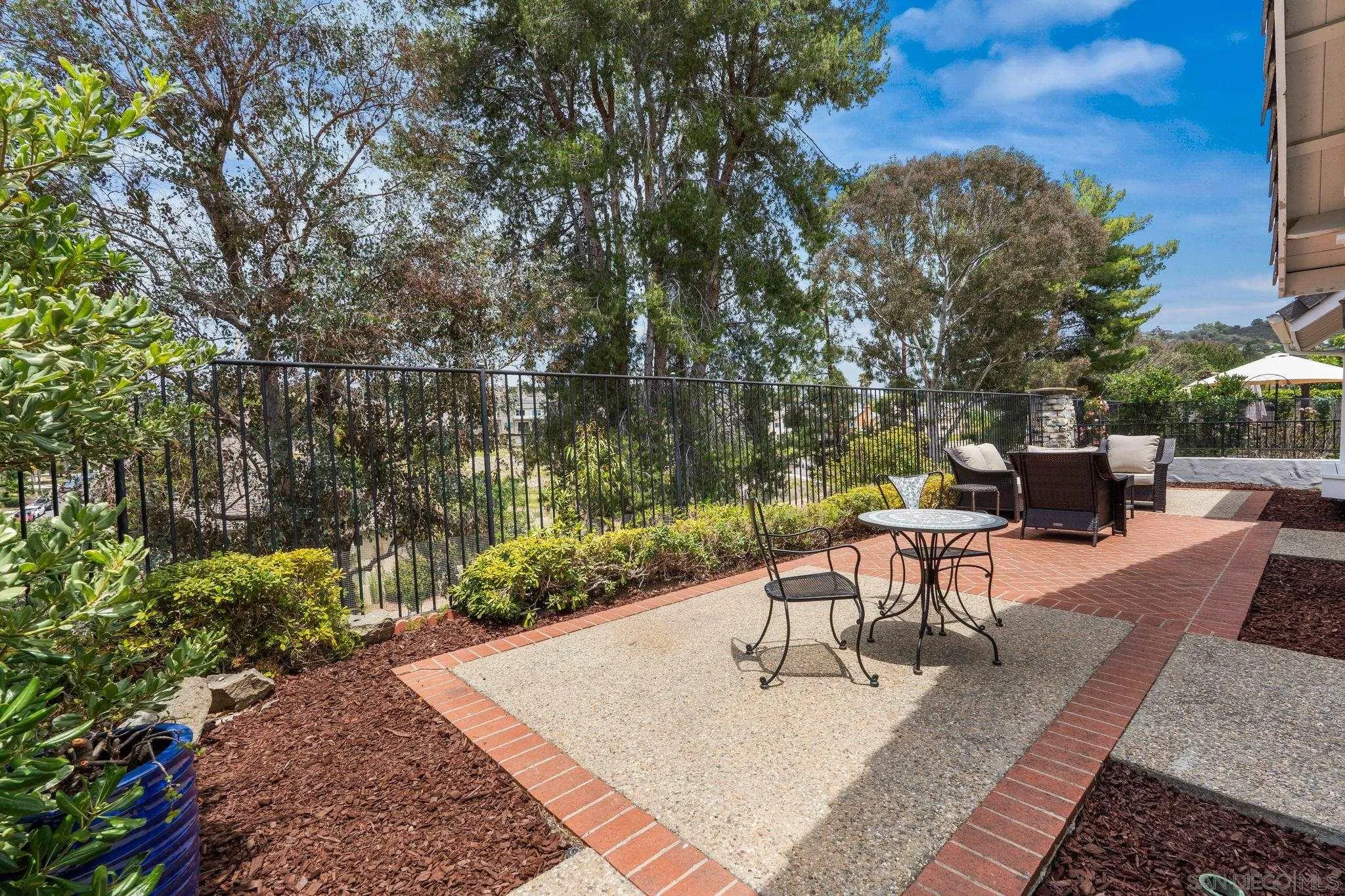 https://cdn.realtyfeed.com/cdn/127/260015357/93fb5bf979839ff670892d82636913da.webp